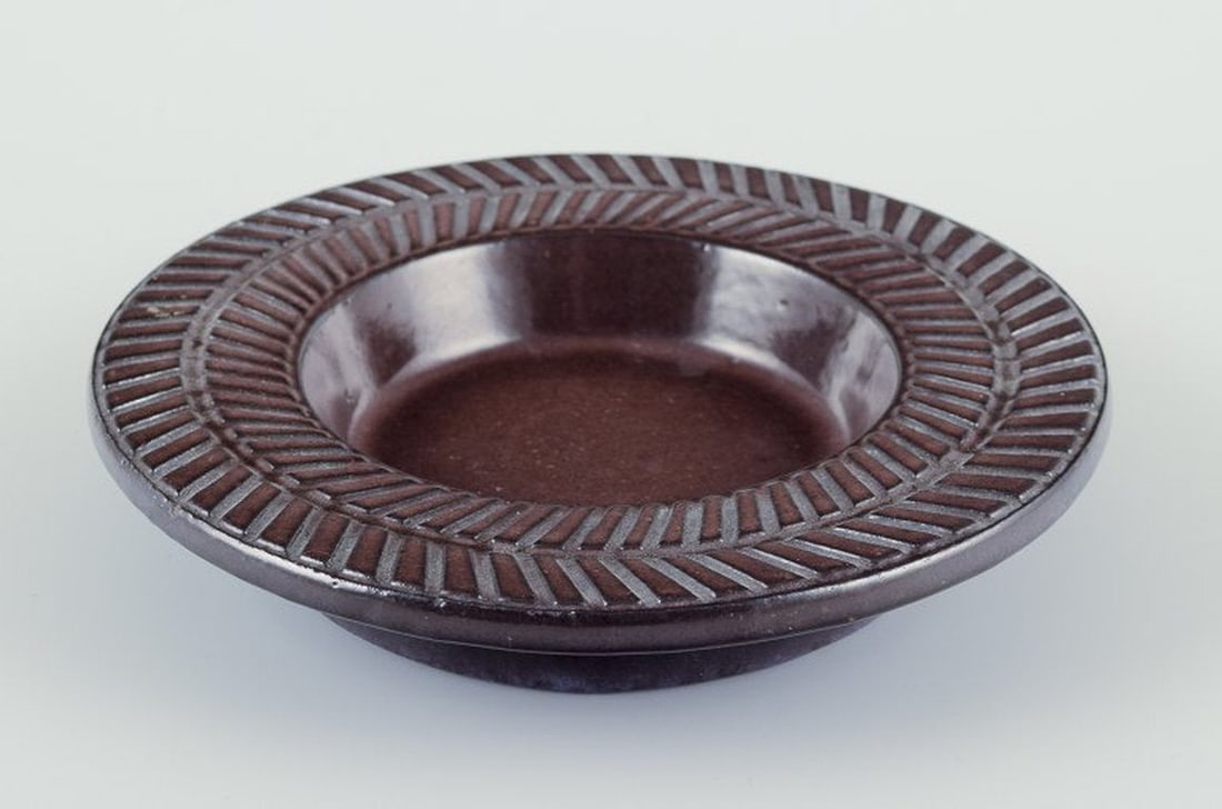 Ingrid Atterberg for Upsala Ekeby, Sweden. Round dish made of stoneware. Circa 1960.: Ingrid Atterberg for Upsala Ekeby. Round dish made of stoneware. Glaze in brown tones. Model 2675. Marked. Circa 1960. In perfect condition. Dimensions: D 15.5 cm x H 3.0 cm. Ingrid Atterberg (1920-20