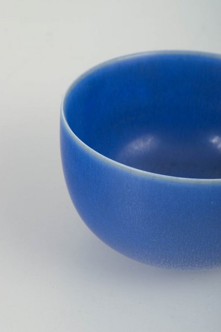 Per Linnemann-Schmidt for Palshus, Denmark. Rounded stoneware bowl with a deep matte blue glaze. - 3