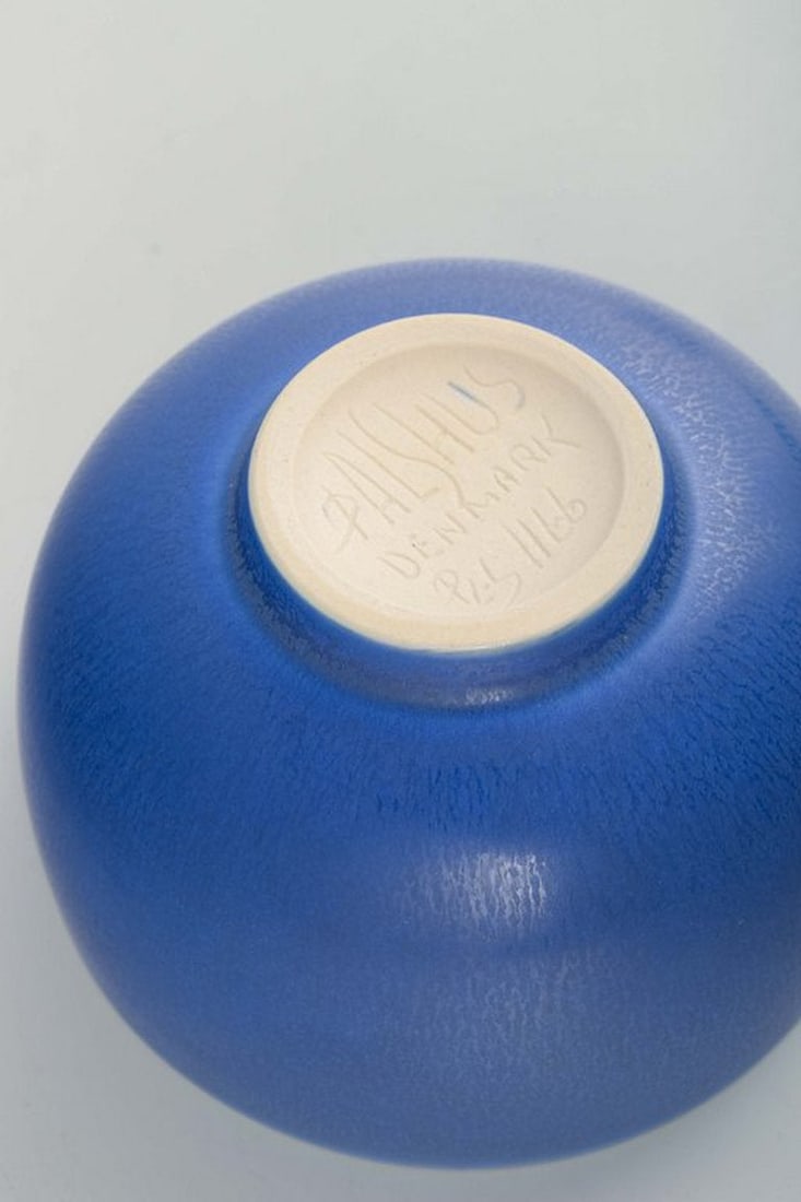 Per Linnemann-Schmidt for Palshus, Denmark. Rounded stoneware bowl with a deep matte blue glaze. - 4
