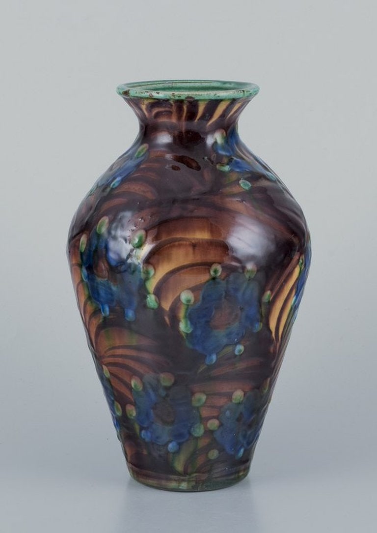 Kähler, Denmark. Ceramic vase. Cow horn technique. Ca. 1930s: Kähler, ceramic vase. Cow horn technique. Glaze in shades of blue and brown. Ca. 1930s Marked. Old price tag. In excellent condition. Dimensions: H 24.0 cm. x D 14.0 cm.; Kähler, ceramic vas