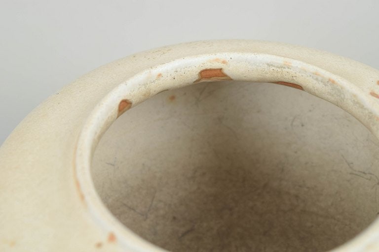 Carl Halier for Royal Copenhagen, Denmark. Rounded stoneware jar in light tones with pink hues. - 3