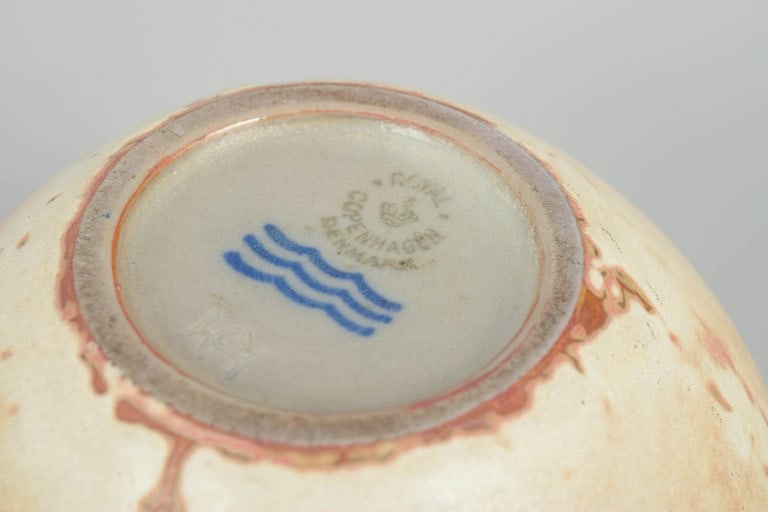 Carl Halier for Royal Copenhagen, Denmark. Rounded stoneware jar in light tones with pink hues. - 4
