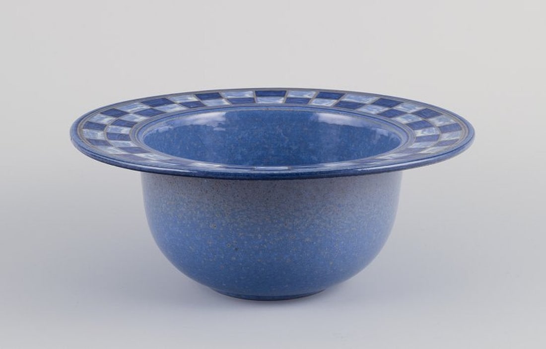 Allan Hytholm, Danish studio ceramist. Large unique ceramic bowl. Late 20th century. (1 of 5)
