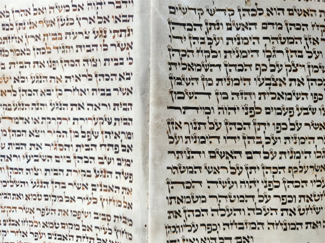 TORAH SCROLL FRAGMENT MANUSCRIPT on VELLUM 19th c. ANTIQUE BIBLE Leviticus 8-27 - 4