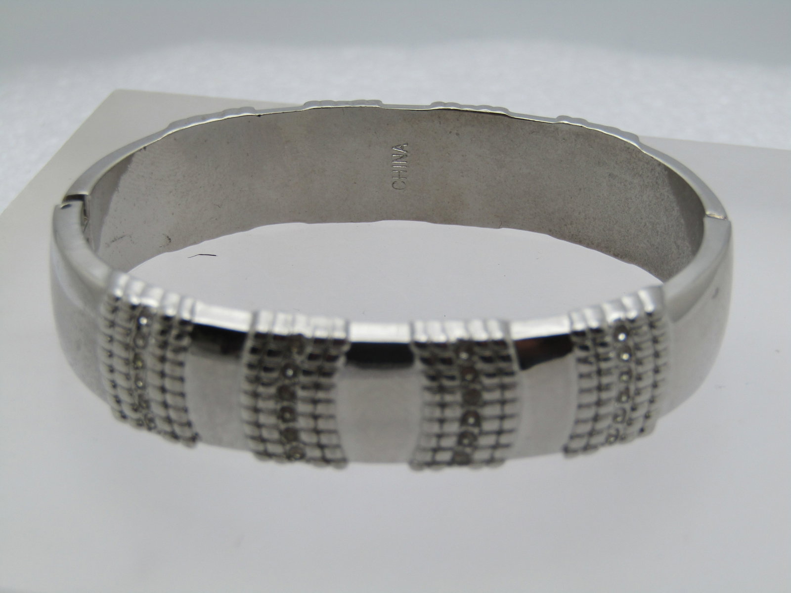 Vintage Hinged Bangle Bracelet, 6.5" 1980's-1990's: Title: Vintage Hinged Bangle Bracelet, 6.5" 1980's-1990's Description: Vintage Hinged Bangle Bracelet, 6.5" 1980's-1990's, Silver tone , 1/2" wide with a hinge where the bracelet just snaps closed. Yo