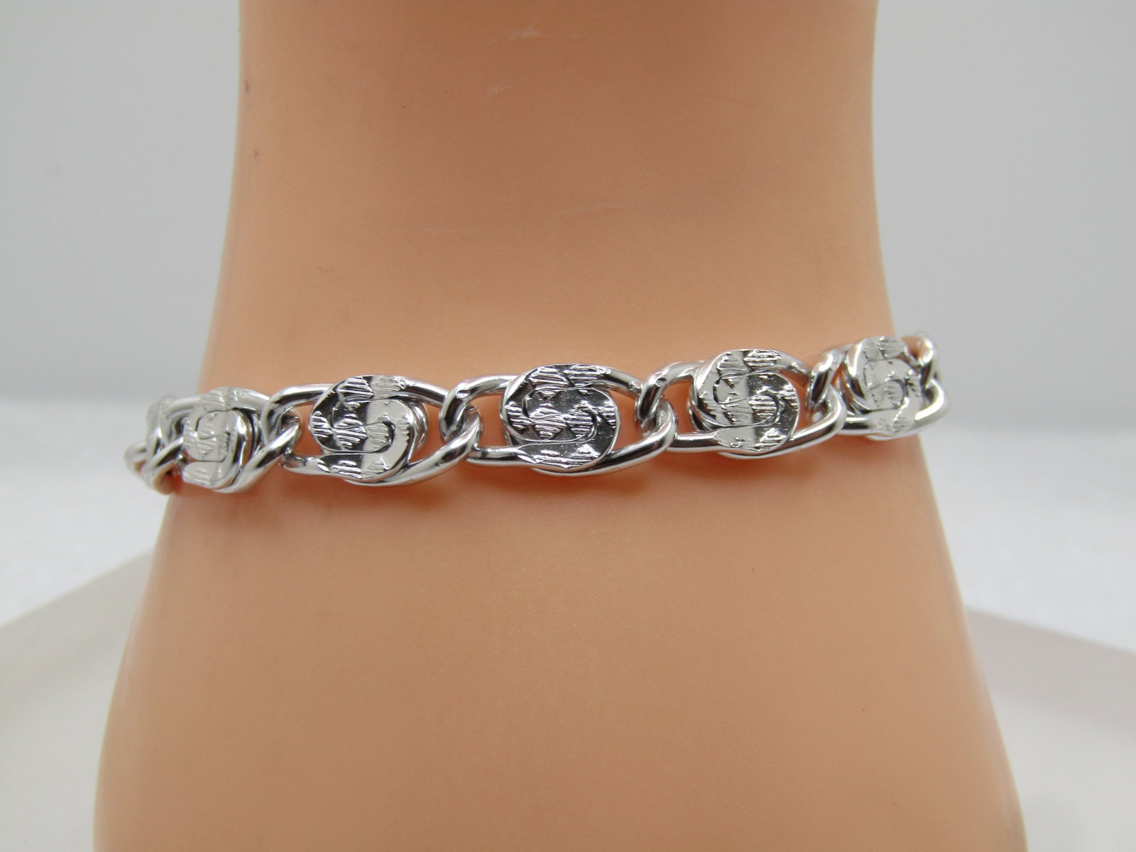 Vintage Bent Link Bracelet, 7", 1970's, Sarah Coventry: Title: Vintage Bent Link Bracelet, 7", 1970's, Sarah Coventry Description: Vintage Bent Link Bracelet, 7", 1970's, Sarah Coventry. Silver tone and appx. 6.5mm wide with a flip clasp. Very clean and br