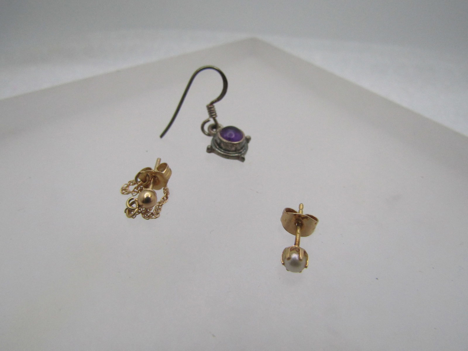 Vintage 2 Single 14kt Earrings; 1 Stering Amethyst Earring, Pierced, 1980's-1990's: Title: Vintage 2 Single 14kt Earrings; 1 Stering Amethyst Earring, Pierced, 1980's-1990's Description: Vintage 2 Single 14kt Earrings; 1 Stering Amethyst Earring, Pierced, 1980's-1990's. Great for the