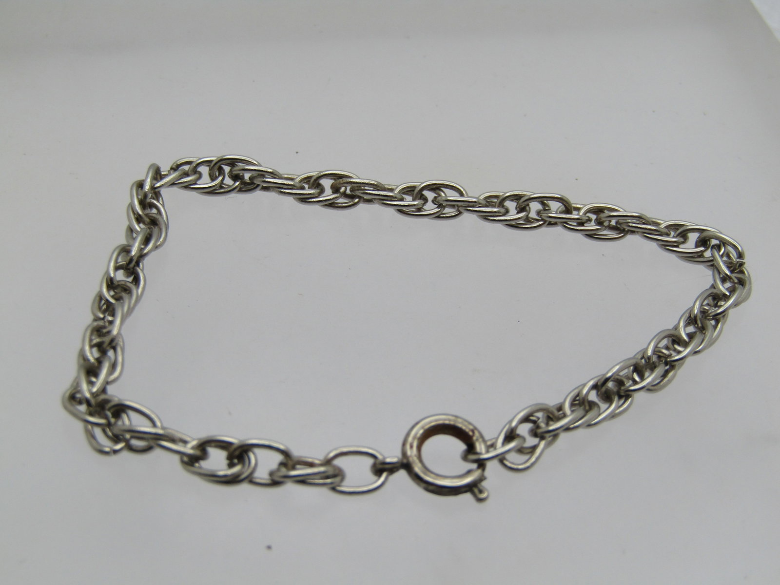 Vintage Silver Tone Twisted Chain Bracelet, 6.5" , 4mm: Title: Vintage Silver Tone Twisted Chain Bracelet, 6.5" , 4mm Description: Vintage Silver Tone Twisted Chain Bracelet, 6.5" , 4mm. Simple chain that is very clean with spring clasp. Age is appx.