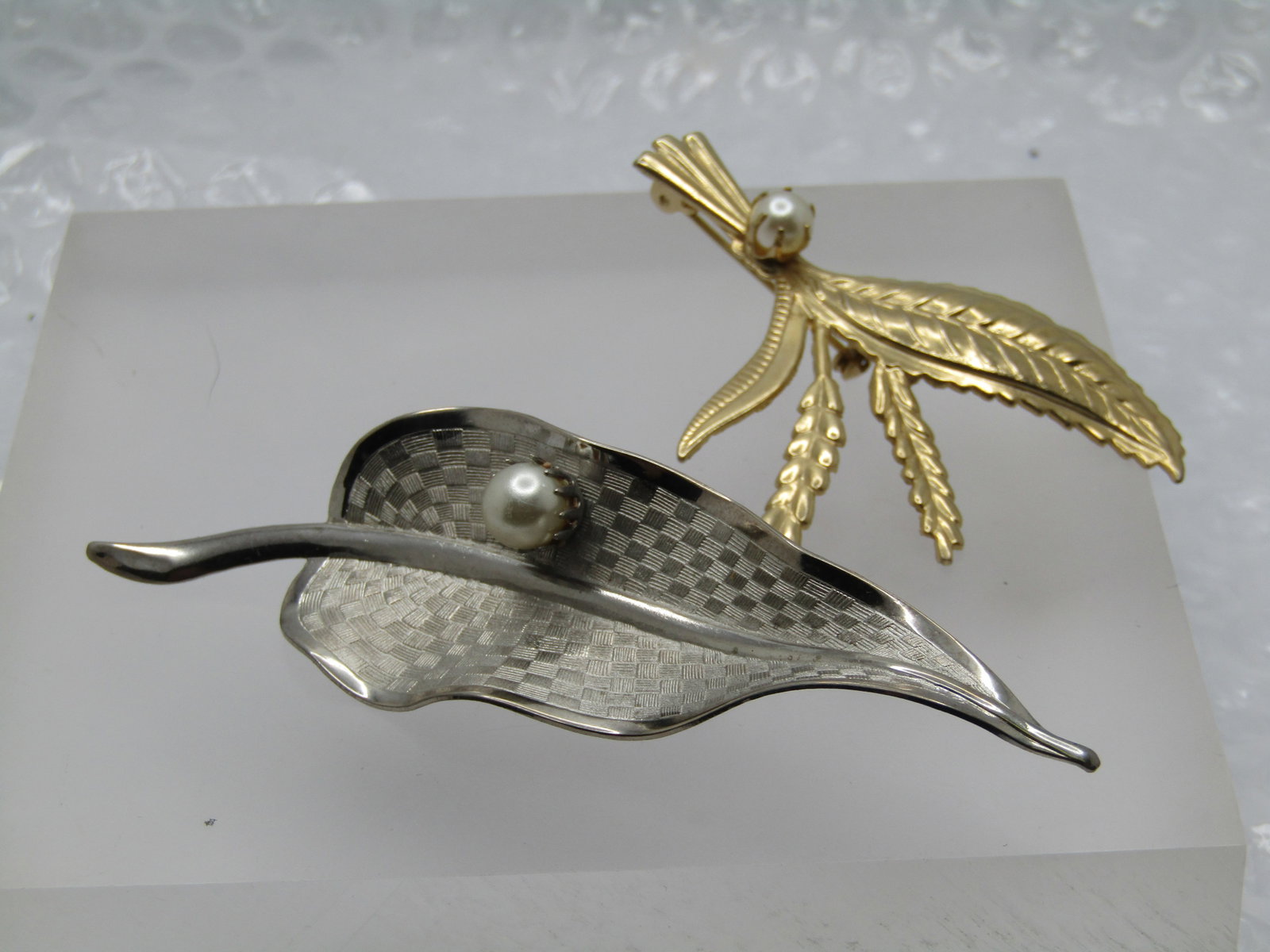 Vintage Pair of Leaf Brooches, Silver Tone/Gold Tone 1960's-1970's - 2