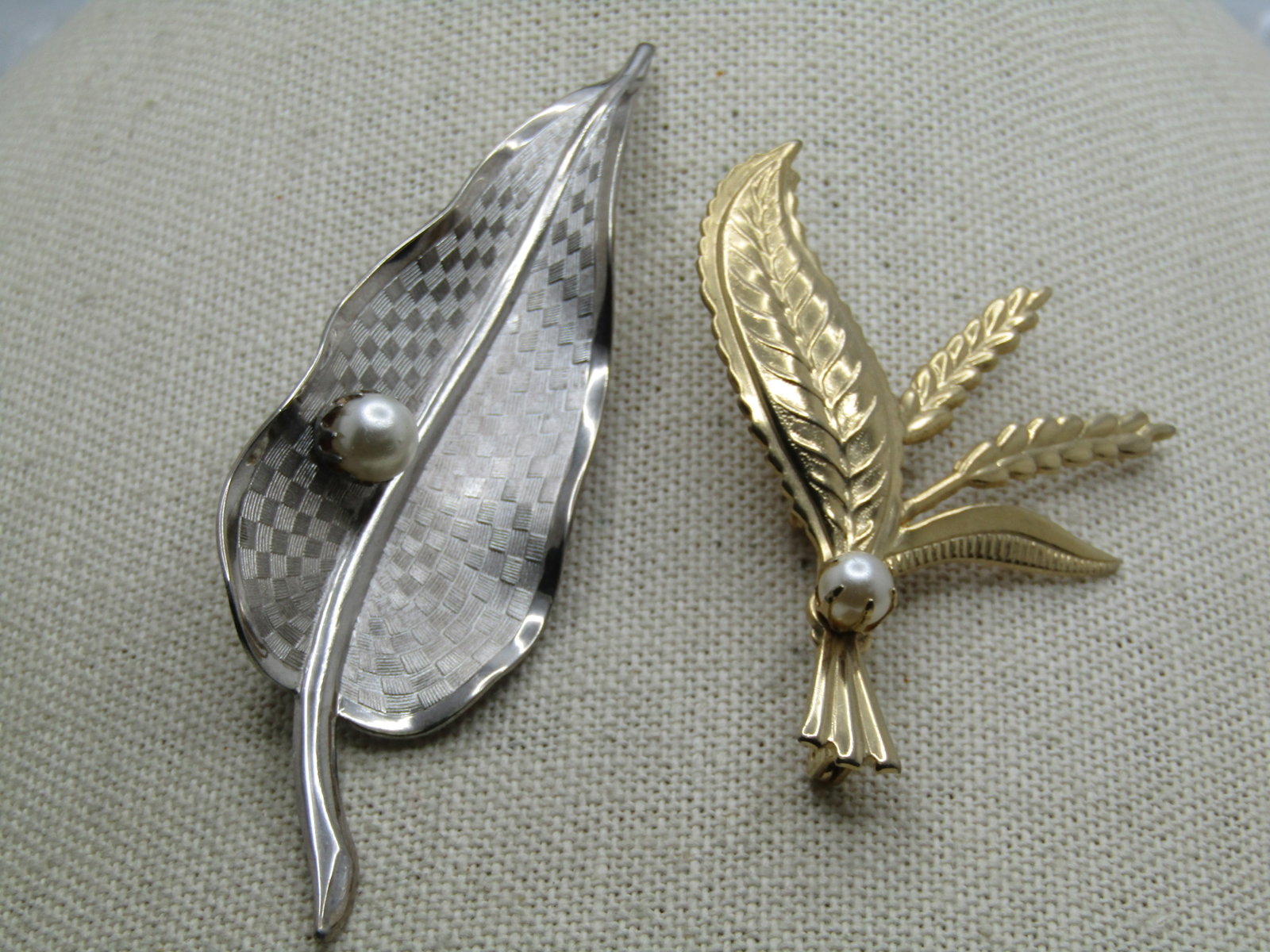 Vintage Pair of Leaf Brooches, Silver Tone/Gold Tone 1960's-1970's - 3