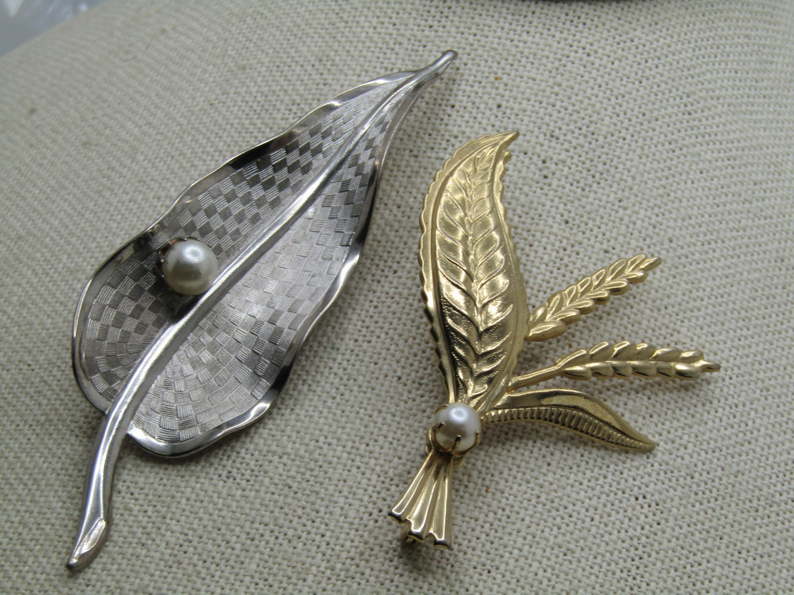 Vintage Pair of Leaf Brooches, Silver Tone/Gold Tone 1960's-1970's - 4