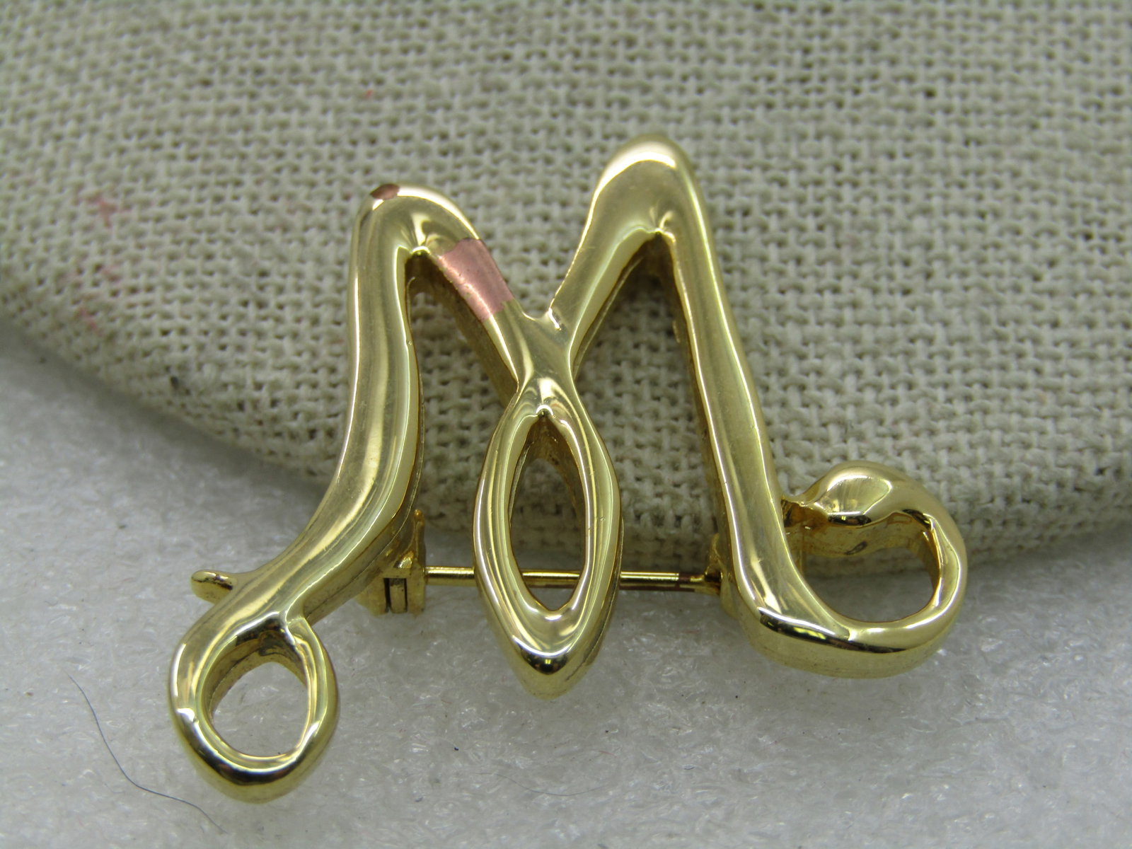 Vintage Initial W Brooch, 1.25" Tall: Title: Vintage Initial W Brooch, 1.25" Tall Description: Vintage Initial W Brooch, 1.25" Tall and 1.5" wide. Gold tone. Appx. 1970's. Not signed by the maker. Very good condition. (INV.W.13021.5 SS360