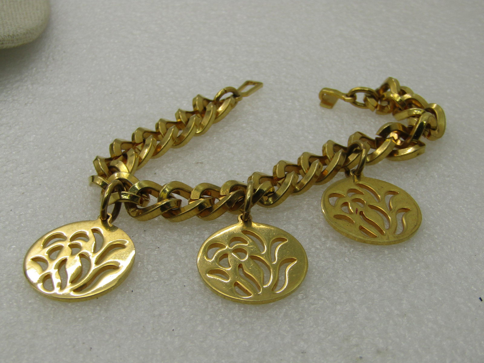 Vintage Cut-Out Iris Floral Charm Bracelet, 7.5", 1970's: Title: Vintage Cut-Out Iris Floral Charm Bracelet, 7.5", 1970's Description: Vintage Cut-Out Iris Floral Charm Bracelet, 7.5", 1970's, 95mm chunky curb link chain with a unique toggle clasp. It is mor