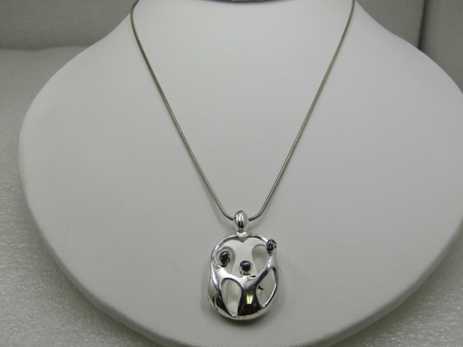 Sterling Carolyn Pollack Relios Family Necklace 3-D, 18": Title: Sterling Carolyn Pollack Relios Family Necklace 3-D, 18" Description: Sterling Carolyn Pollack Relios Family Necklace 3-D, 18". The pendant is shiny and smooth sterling and satin finish
