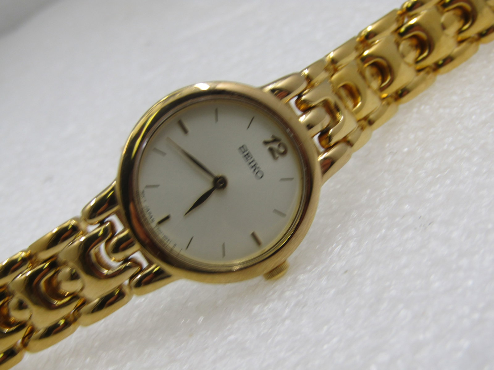 Vintage Gold Tone Ladies Watch Signed Seiko, 7", 12.5M Woven Link: Title: Vintage Gold Tone Ladies Watch Signed Seiko, 7", 12.5M Woven Link Description: Vintage Gold Tone Ladies Watch Signed Seiko, 7", 12.5M Woven Link. Not sure if this is a battery watch and if so ,