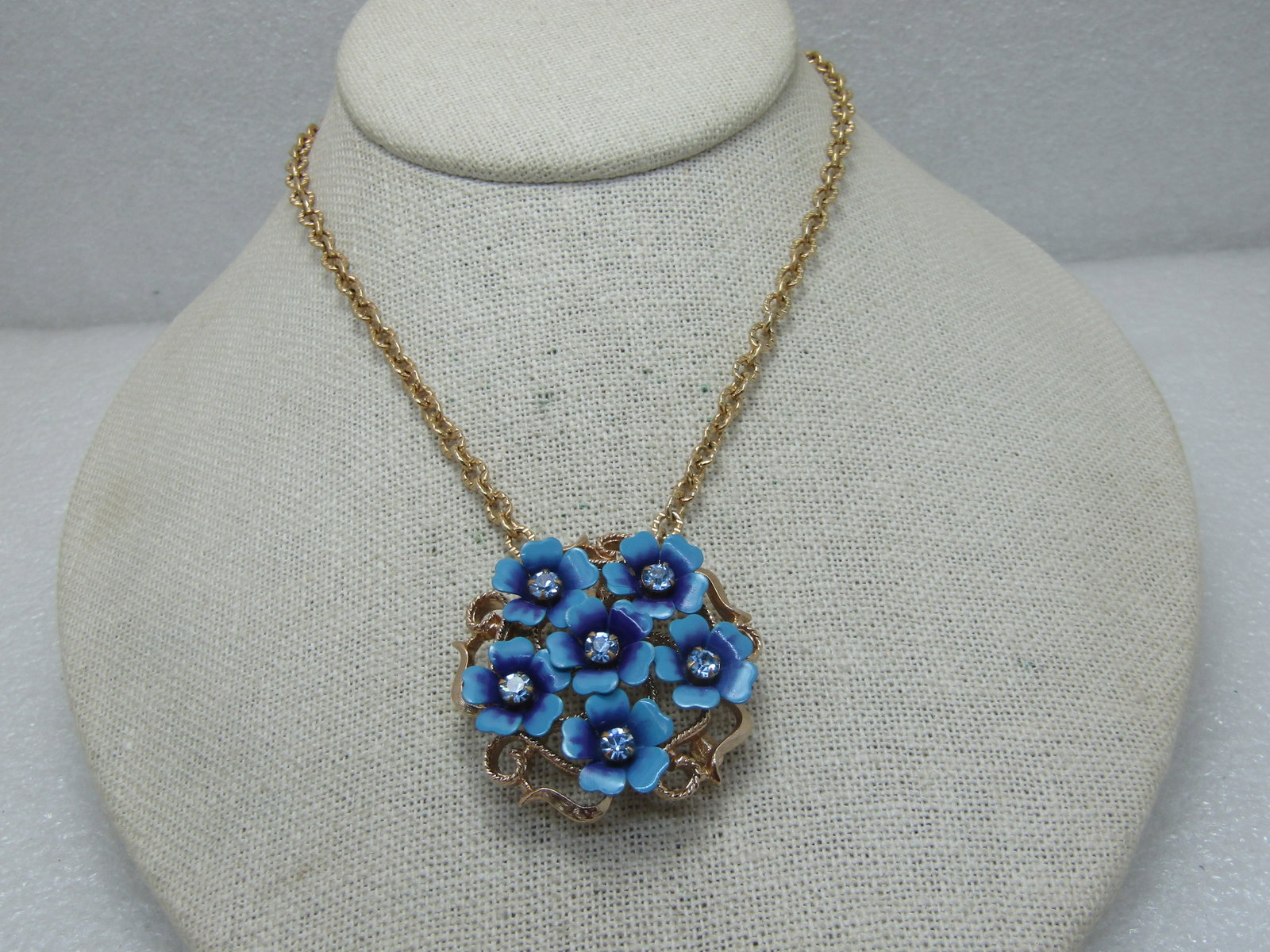 Vintage Avon Forget-Me-Not Brooch/Pendant Necklace, 24": Title: Vintage Avon Forget-Me-Not Brooch/Pendant Necklace, 24" Description: Vintage Avon Forget-Me-Not Brooch/Pendant Necklace, 24" Gold Tone Original Chain, textured alternating link that is 4mm