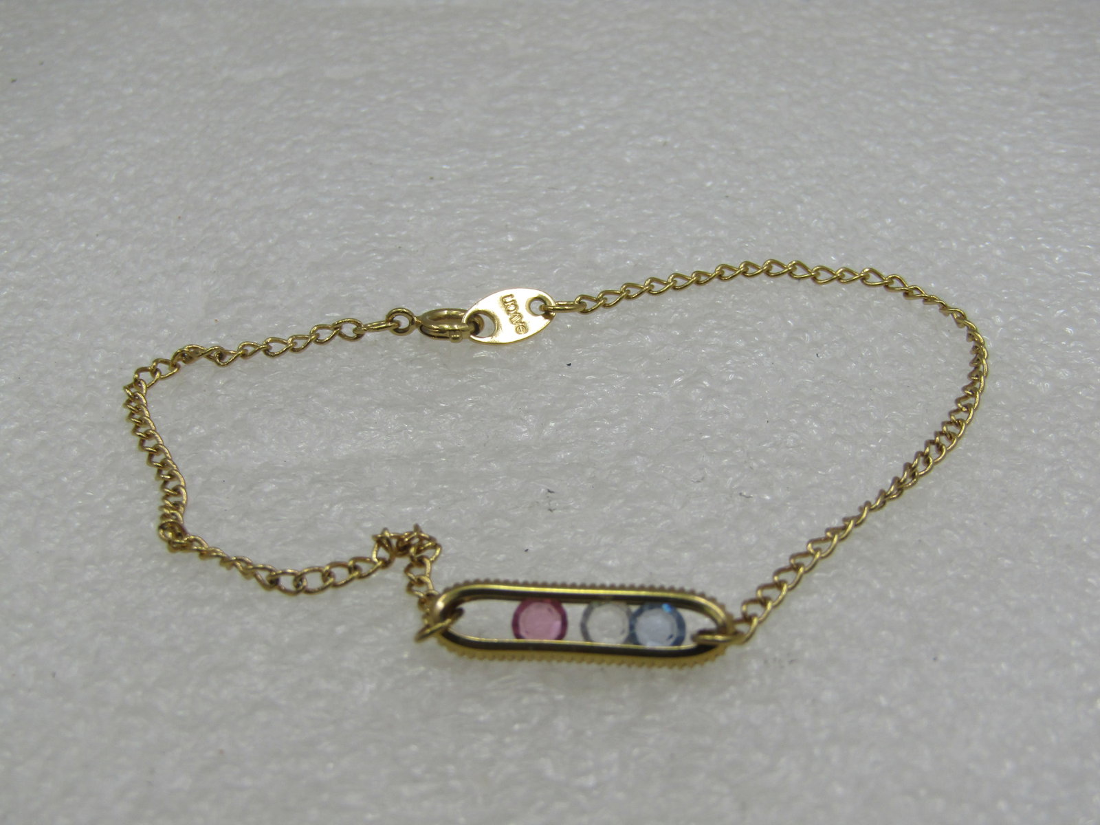 Vintage Gold Tone Floating CZ Anklet/Bracelet 8.75" Avon: Title: Vintage Gold Tone Floating CZ Anklet/Bracelet 8.75" Avon Description: Vintage Gold Tone Floating CZ Anklet/Bracelet 8.75" Avon. 3/4" long open oval that is appx. 5mm with a flaoting pastel