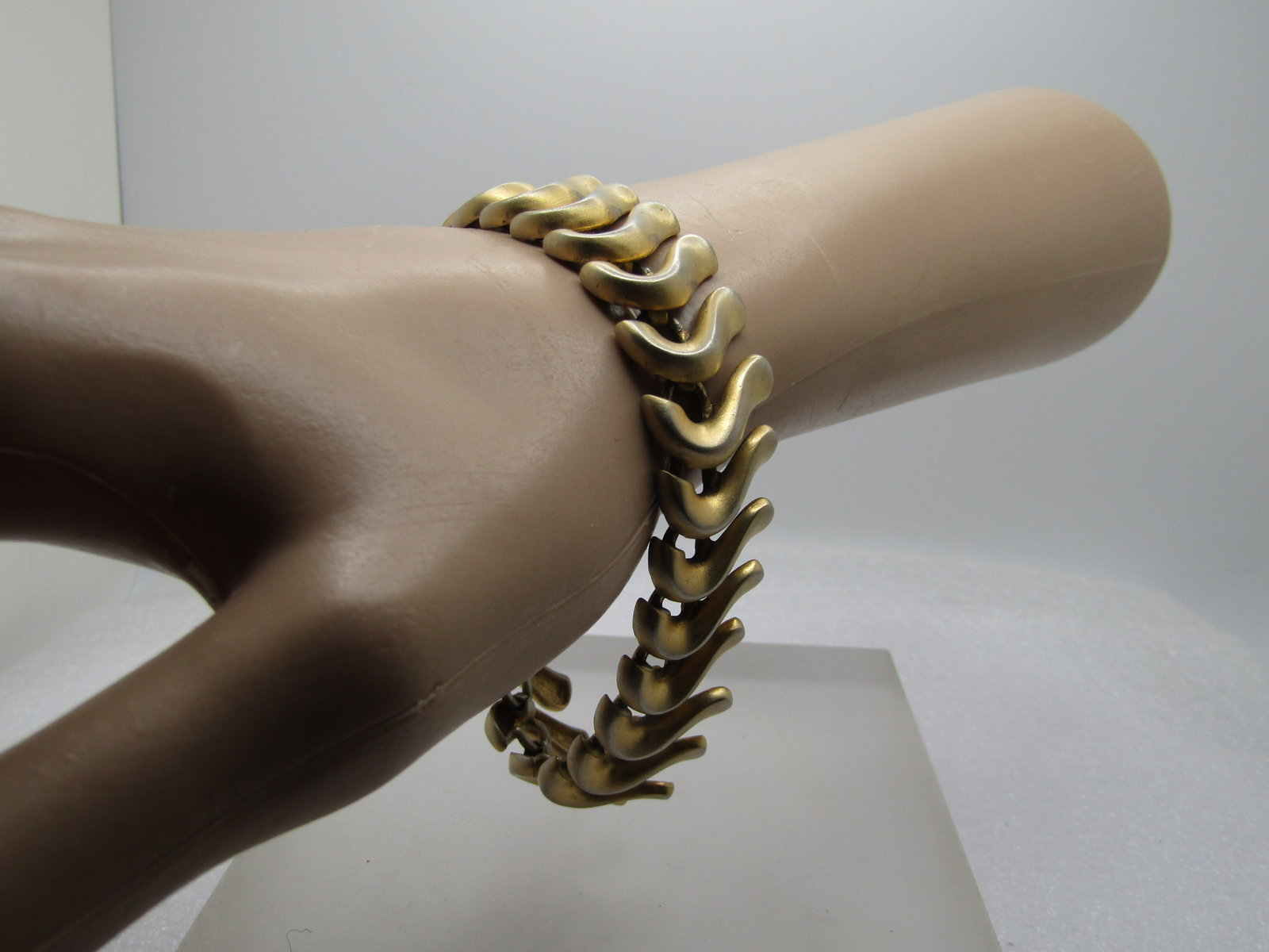 Vintage Curved Link Bracelet, 1960's-1970's, 8": Title: Vintage Curved Link Bracelet, 1960's-1970's, 8" Description: Vintage Curved Link Bracelet, 1960's-1970's, 8". Gold tone with a curved design with satin finish. The bracelet is appx. 3/4" wide.