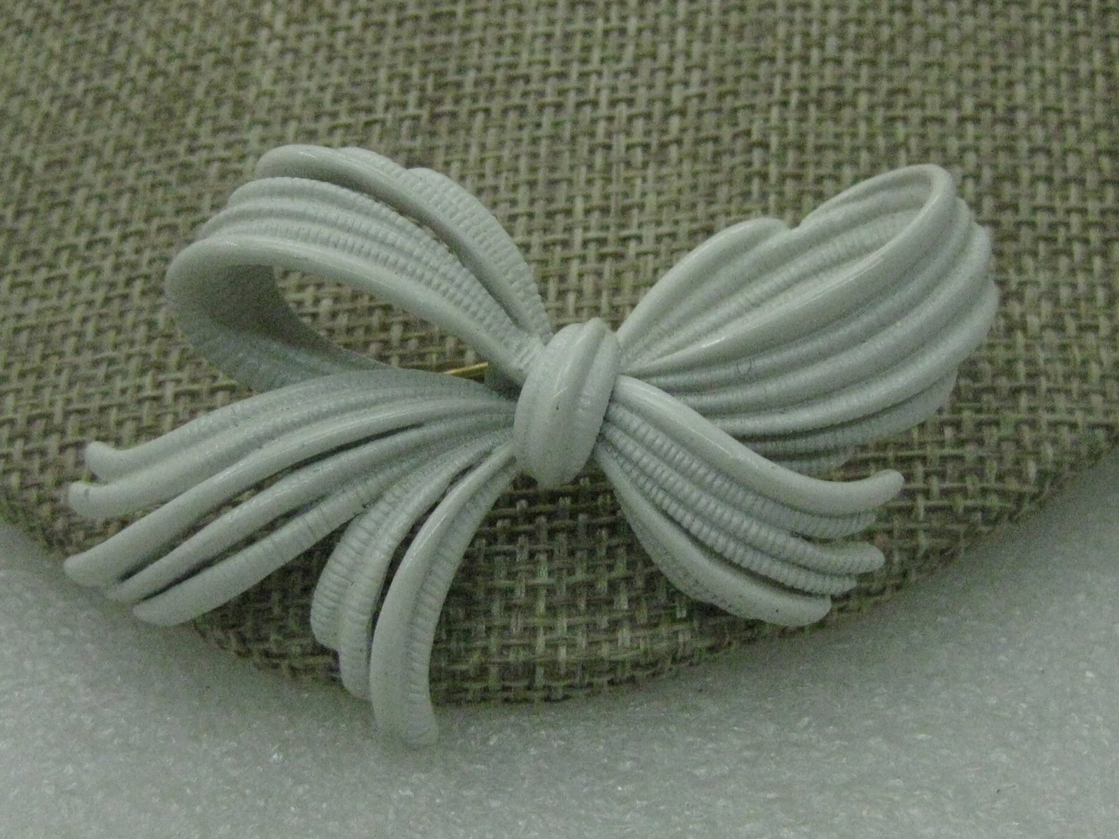 Vintage Monet White Bow Brooch 2", 1960's-1970's: Title: Vintage Monet White Bow Brooch 2", 1960's-1970's Description: Vintage Monet White Bow Brooch 2" wide 1.5" tall, Great for Christmas too, five looped strands create the bow. Signed monet on gold