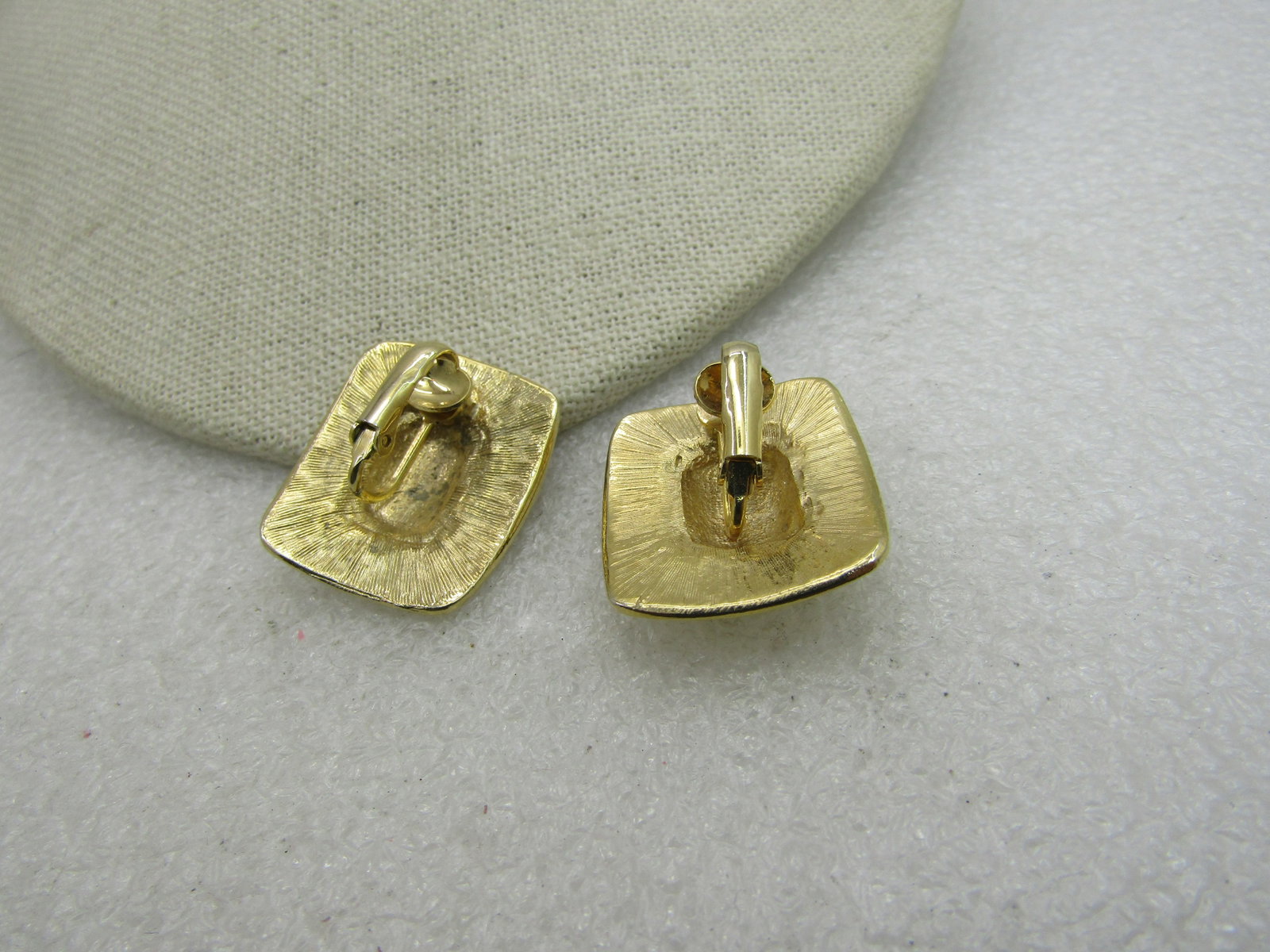 Vintage Goldtone Black Rectangular Clip Earrings, 1980's. - 4