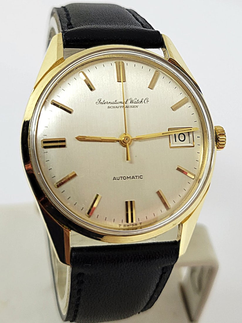 Vintage 18k Yellow Gold IWC SHAFFHAUSEN Automatic Watch 1960s Cal 8541 R810A: Vintage 18k Yellow Gold IWC SHAFFHAUSEN Automatic Watch 1960s Cal C.8541 Ref. R810A EXLNT This Men's IWC watch is Swiss made. Great present for yourself or someone you love as well as for vintage