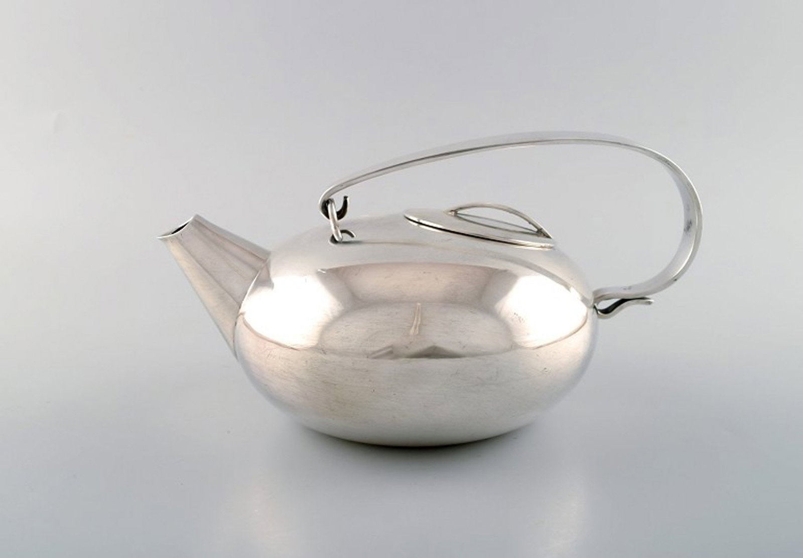 Lino Sabattini (1925-2016) for Christofle. Modernist teapot in silver plated metal. Ca. 1960.: Title:Lino Sabattini (1925-2016) for Christofle. Modernist teapot in silver plated metal. Ca. 1960. Description:Lino Sabattini (1925-2016) for Christofle. Modernist teapot in silver plated metal. Ca.