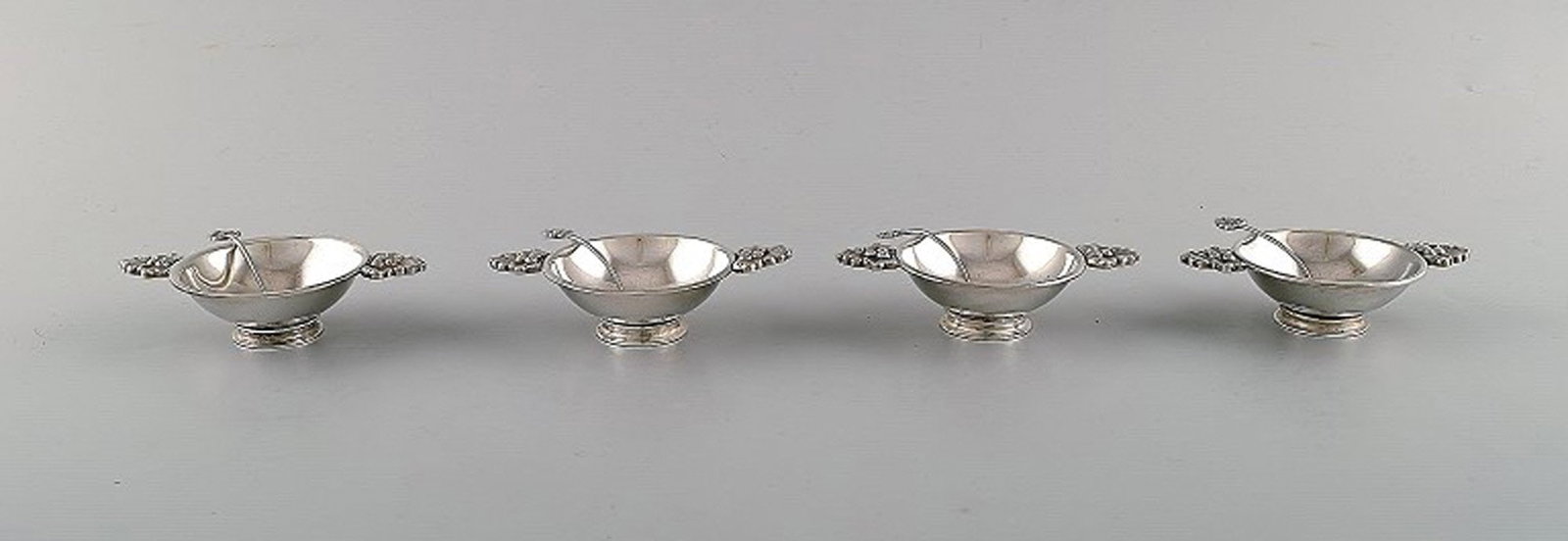 Frantz Hingelberg. 4 salt cellars with accompanying spoon in sterling silver. Model number 1089 D.: Title:Frantz Hingelberg. 4 salt cellars with accompanying spoon in sterling silver. Model number 1089 D. Description:Franz Hingelberg. 4 salt cellars with accompanying spoon in sterling silver. Model 