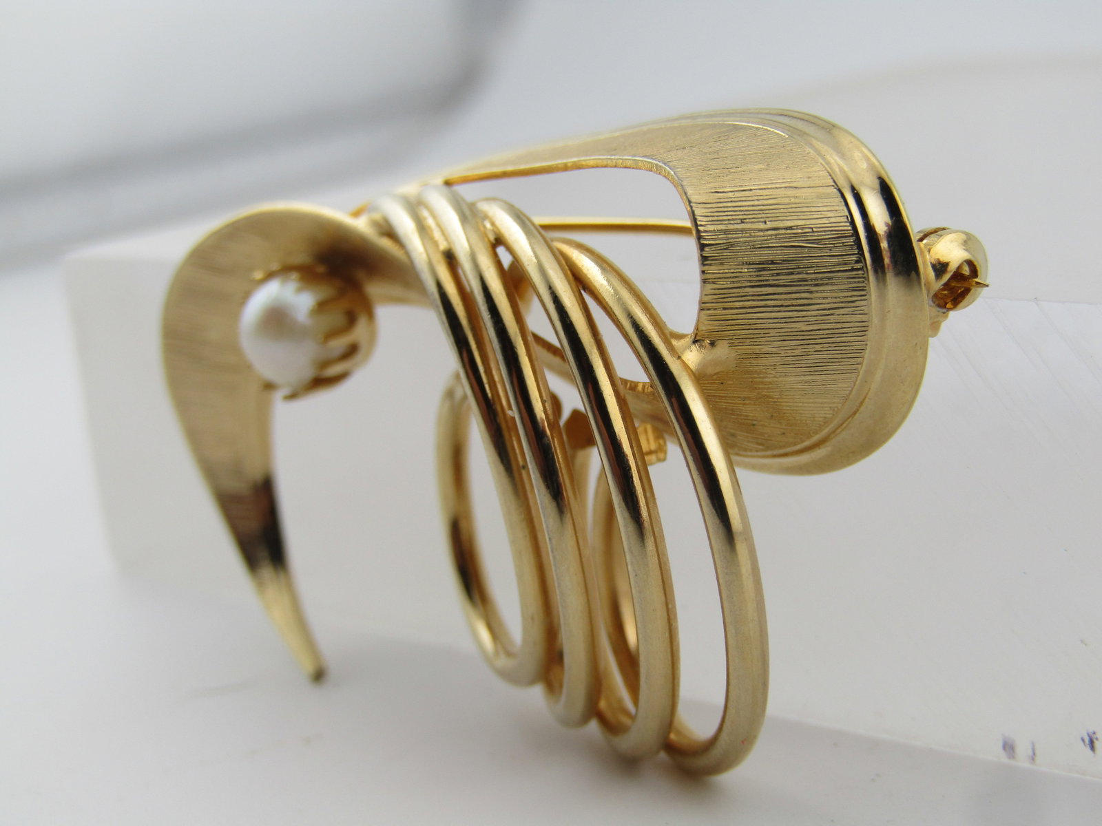 Vintage Gold Tone Coiled Brooch with Pearl, 1960's-1970's - 3