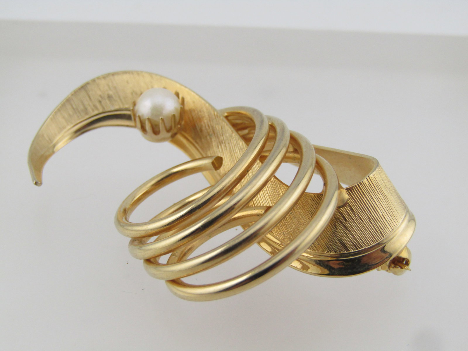 Vintage Gold Tone Coiled Brooch with Pearl, 1960's-1970's - 5