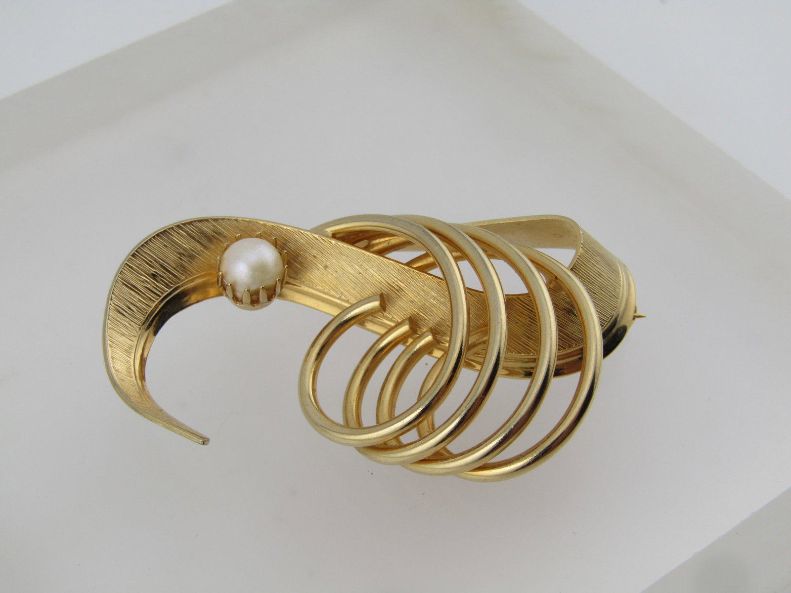 Vintage Gold Tone Coiled Brooch with Pearl, 1960's-1970's - 6
