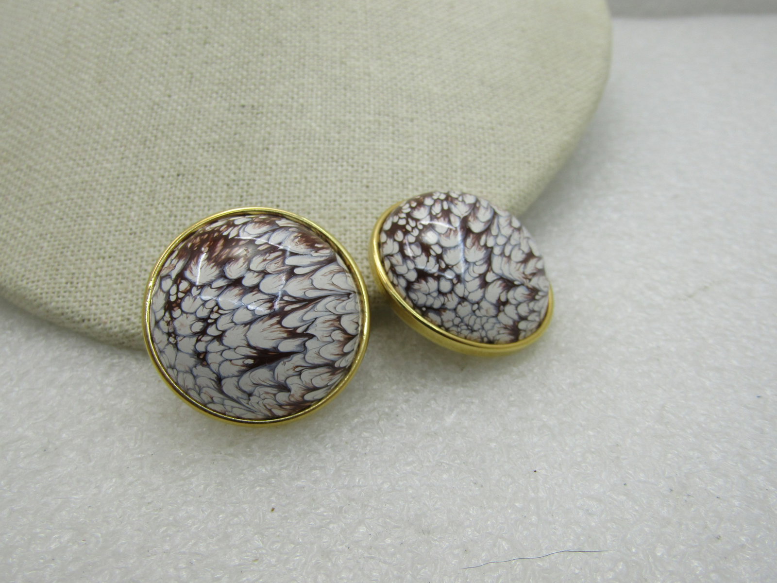 Vintage Brown Mottled Domed Earrings, Clip, Gold Tone. 1980's: Title: Vintage Brown Mottled Domed Earrings, Clip, Gold Tone. 1980's Description: Vintage Brown Mottled Domed Earrings, Clip, Gold Tone. 1980's. Large statement earrings with a black and white