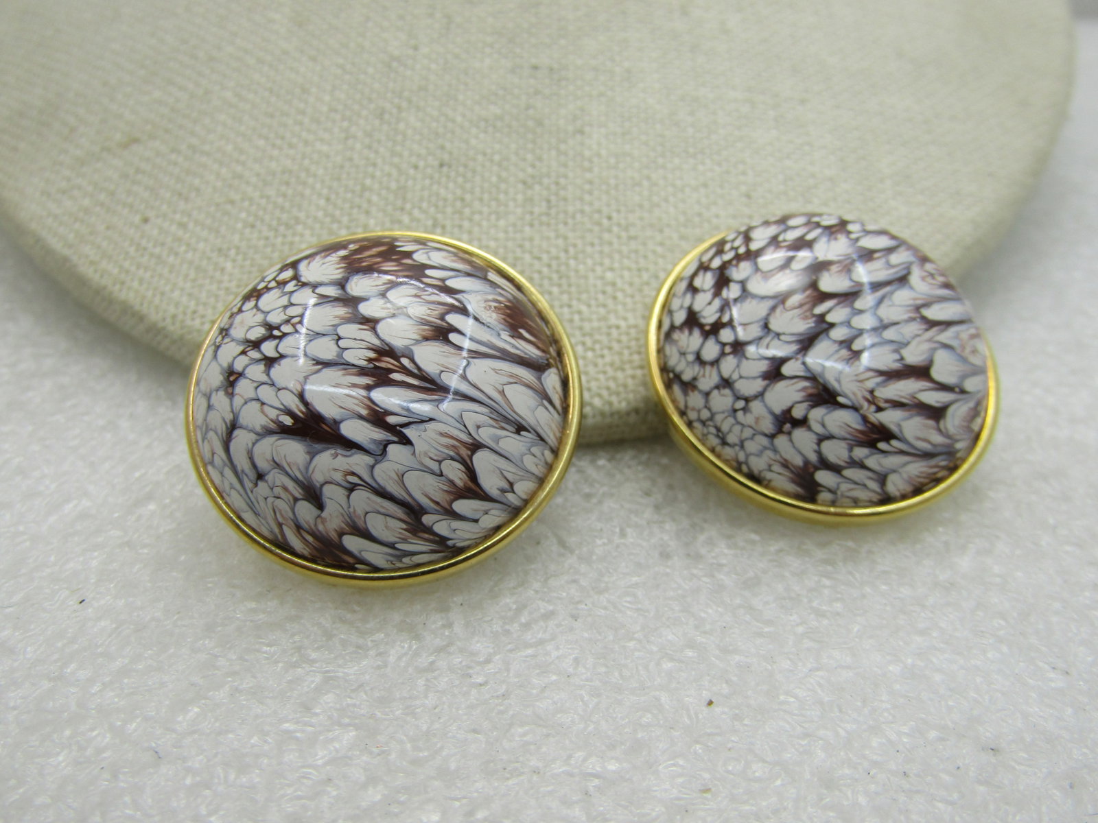 Vintage Brown Mottled Domed Earrings, Clip, Gold Tone. 1980's - 3