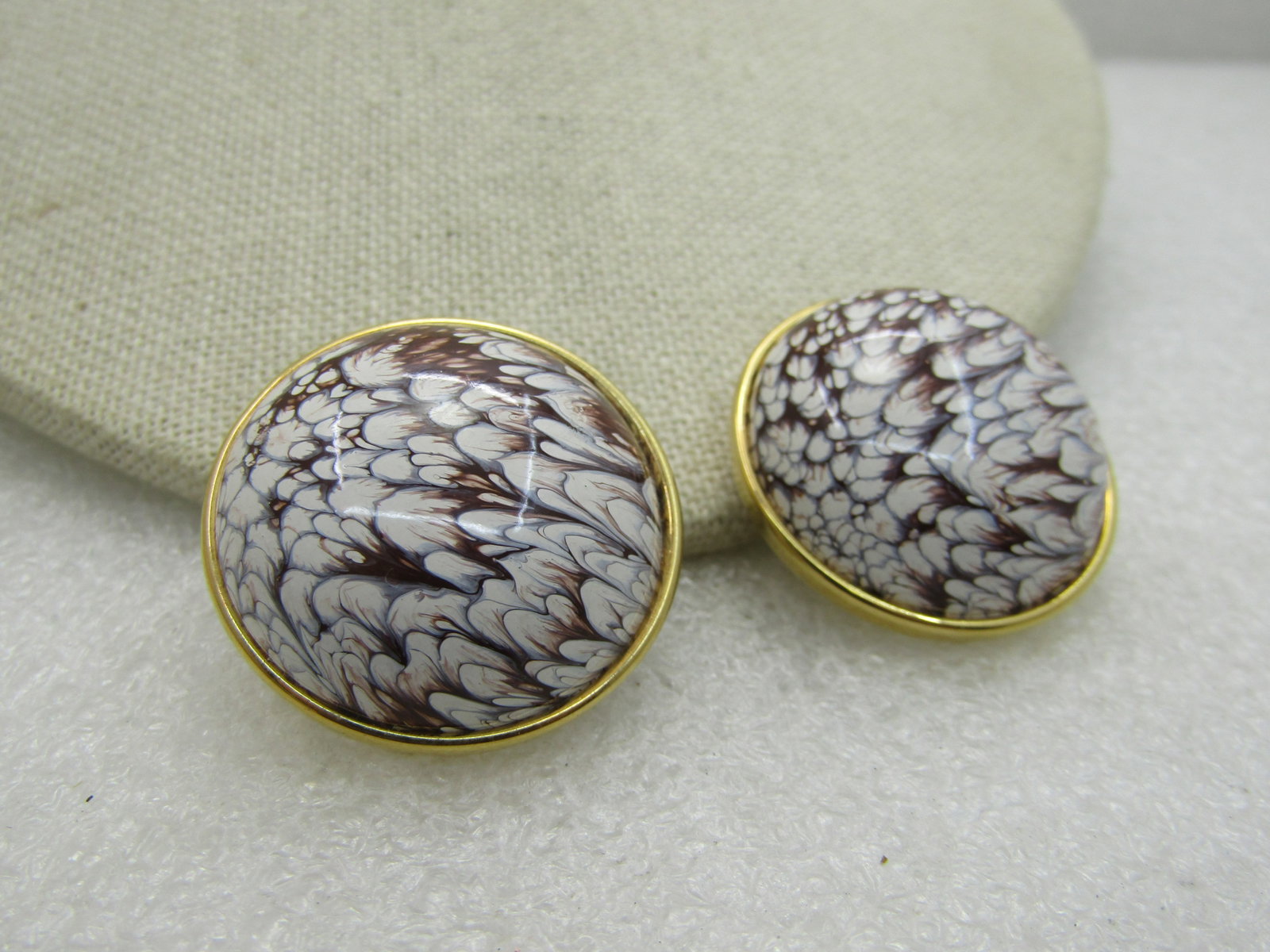 Vintage Brown Mottled Domed Earrings, Clip, Gold Tone. 1980's - 4