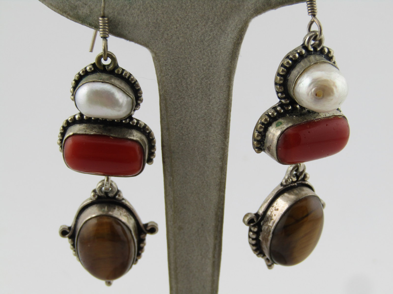 Vintage Tiger's Eye, Jasper, Pearl Boho Pierced Earrings, 1980's-1990's: Title: Vintage Tiger's Eye, Jasper, Pearl Boho Pierced Earrings, 1980's-1990's Description: Vintage Silver ToneTiger's Eye, Jasper, Pearl Boho Pierced Earrings, 1980's-1990's.. These have an oval tige