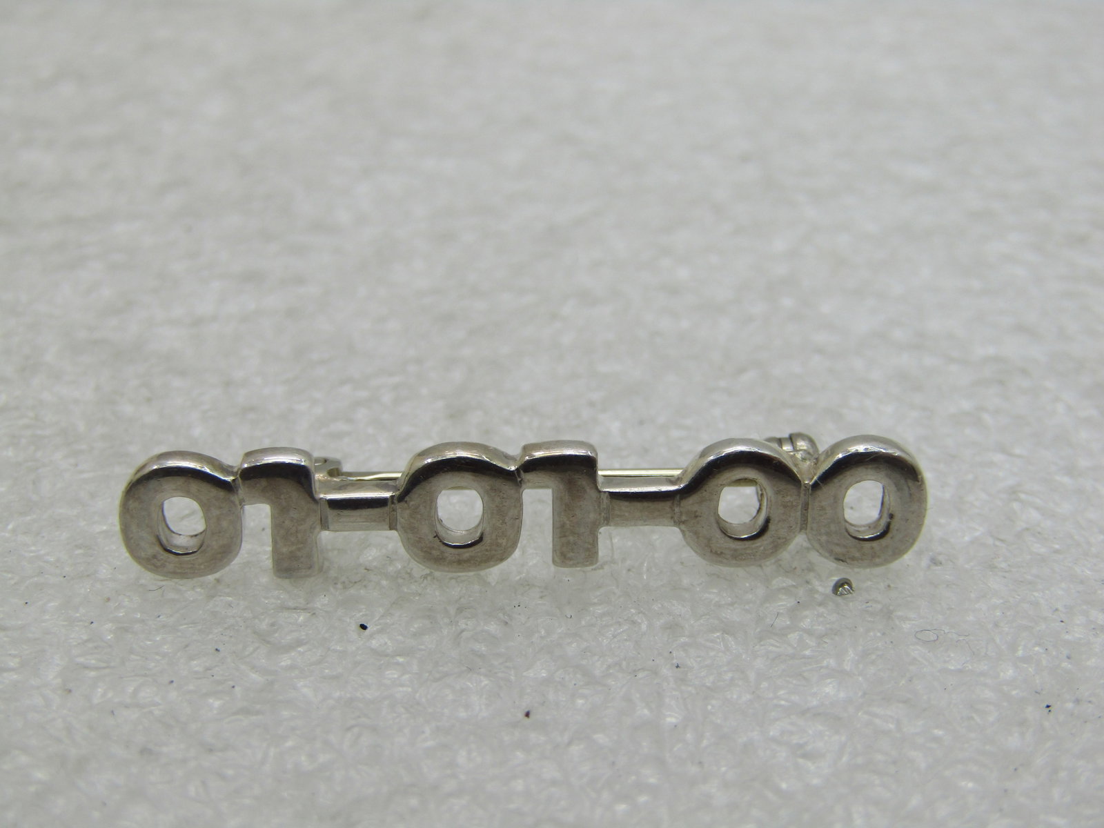 Vintage Sterling Silver 01-01-00 Brooch, 2.83 gr., 1-3/8"-LEB: Title: Vintage Sterling Silver 01-01-00 Brooch, 2.83 gr., 1-3/8"-LEB Description: Vintage Sterling Silver 01-01-00 Brooch, 2.83 gr., 1-3/8" wide and 1/4" tall. Signed SMW and marked .925 and tested.