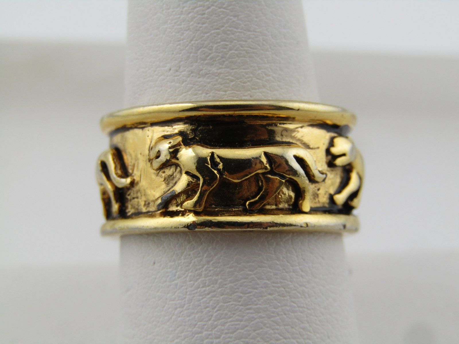 Gold Tone Panther Band Ring, Sz. 9, Men's/Unisex, 1980's-1990's: Title: Gold Tone Panther Band Ring, Sz. 9, Men's/Unisex, 1980's-1990's Description: Gold Tone Panther Band Ring, Sz. 9, Men's/Unisex, 1980's-1990's. The ring is gold tone and appx. 10mm wide with the 