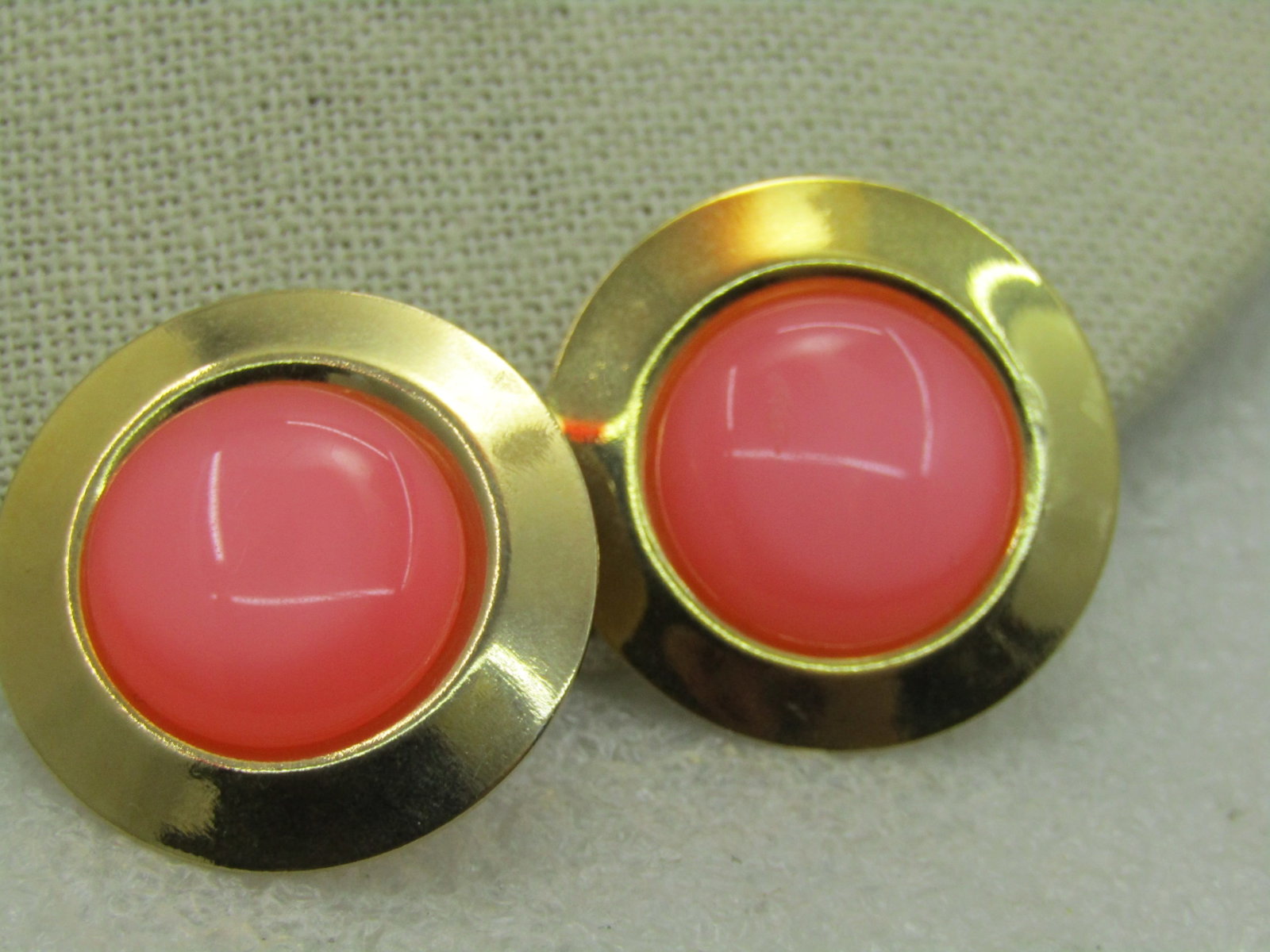 Vintage Orange Lucite Clip Earrings, 1960's-1980's, 1.25", Gold Tone: Title: Vintage Orange Lucite Clip Earrings, 1960's-1980's, 1.25", Gold Tone Description: Vintage Orange Lucite Clip Earrings, 1960's-1980's, 1.25", Gold Tone. Clean and bright. Very good condition. No