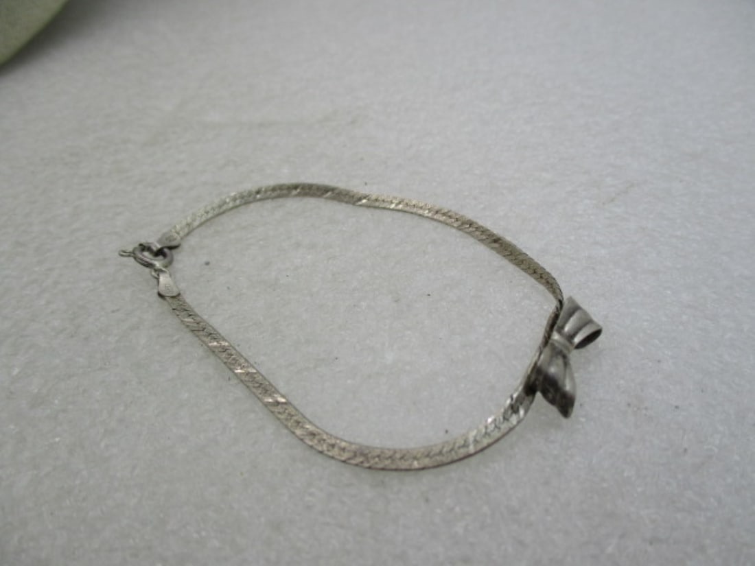 Vintage Sterling Herringbone Bow Bracelet, 7" (LET): Title: Vintage Sterling Herringbone Bow Bracelet, 7" (LET) Description: Vintage Sterling Herringbone Bow Bracelet, 7", 2.70 gr. The Diamond cut herringbone bracelet is appx. 2.5mm wide and the box