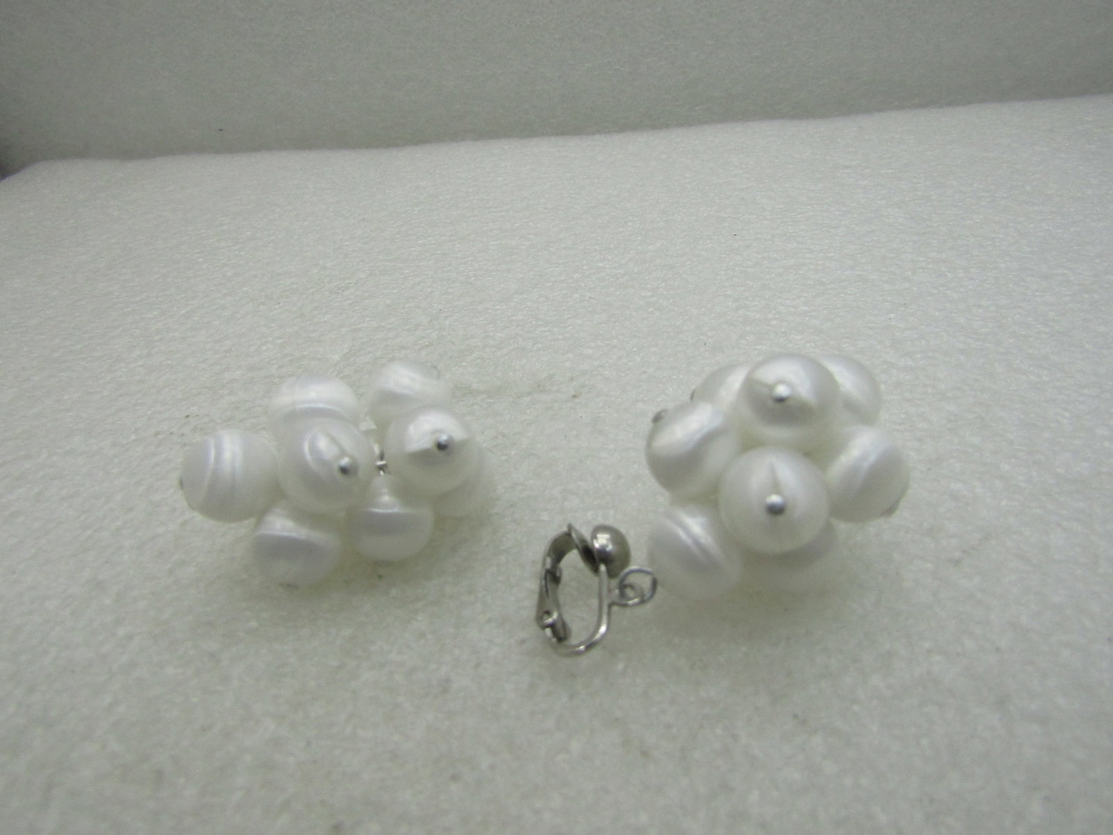 Vintage White Beaded Necklace, Choker, Clip Earrings Set, Sarah Coventry - 6