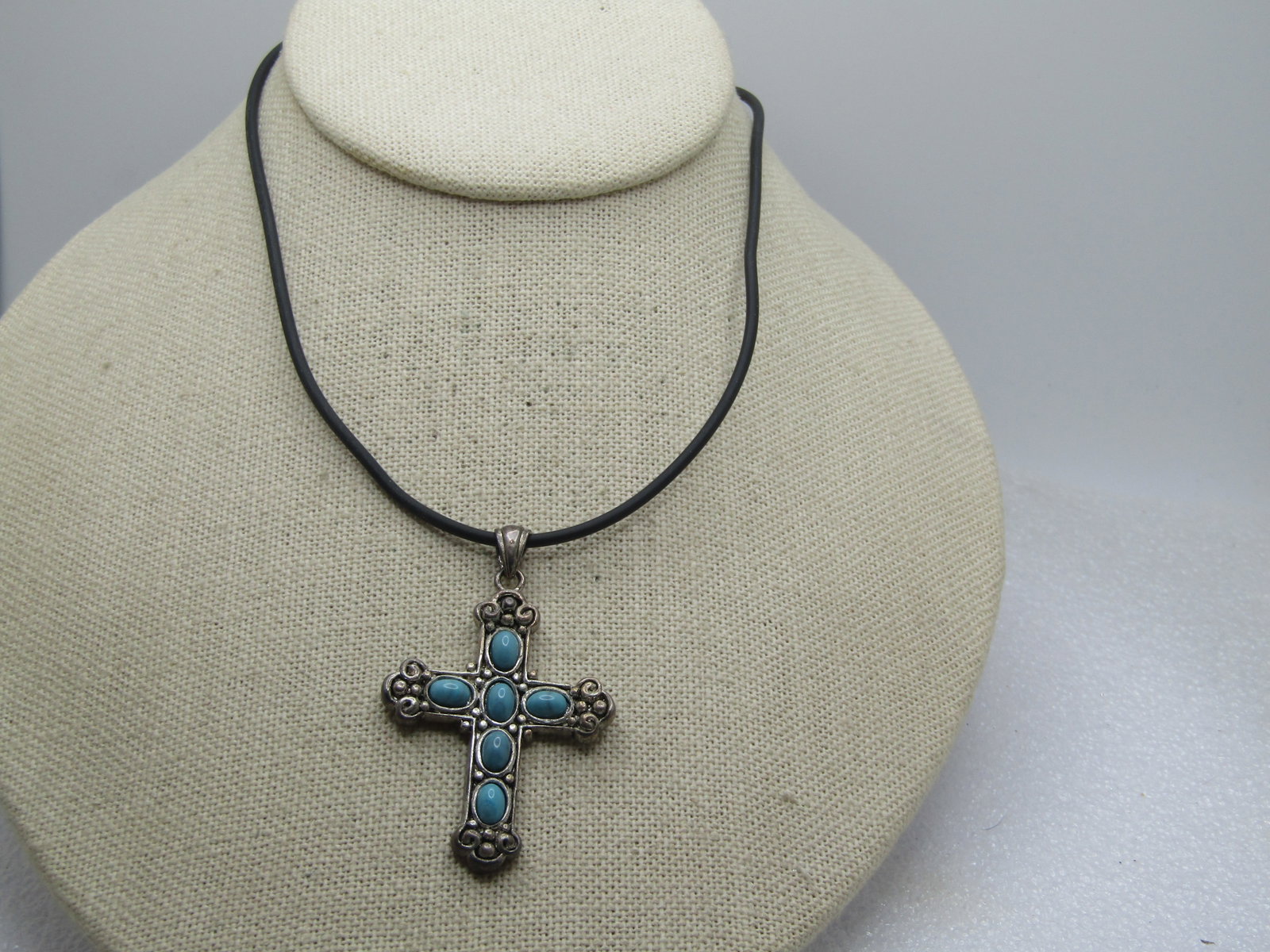 Vintage Faux Turquoise Crosos, 18" Necklace, Sterling Clasp, 1980's: Title: Vintage Faux Turquoise Crosos, 18" Necklace, Sterling Clasp, 1980's Description: Vintage Faux Turquoise Crosos, 18" Necklace, Sterling Clasp, 1980's. The necklace is an appx. 2mm round black