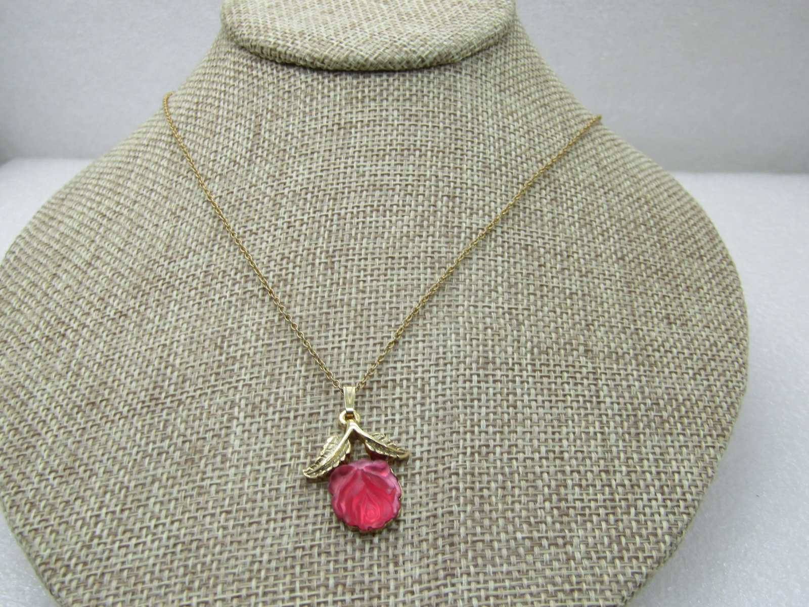Vintage Molded Rose Pendant Necklace 18", Gold Tone, 1960's NL: Title: Vintage Molded Rose Pendant Necklace 18", Gold Tone, 1960's NL Description: Vintage MoldedRose Pendant Necklace 18", Gold Tone, 1960's. THe pendant is appx. 1" long including bail and 7/8"