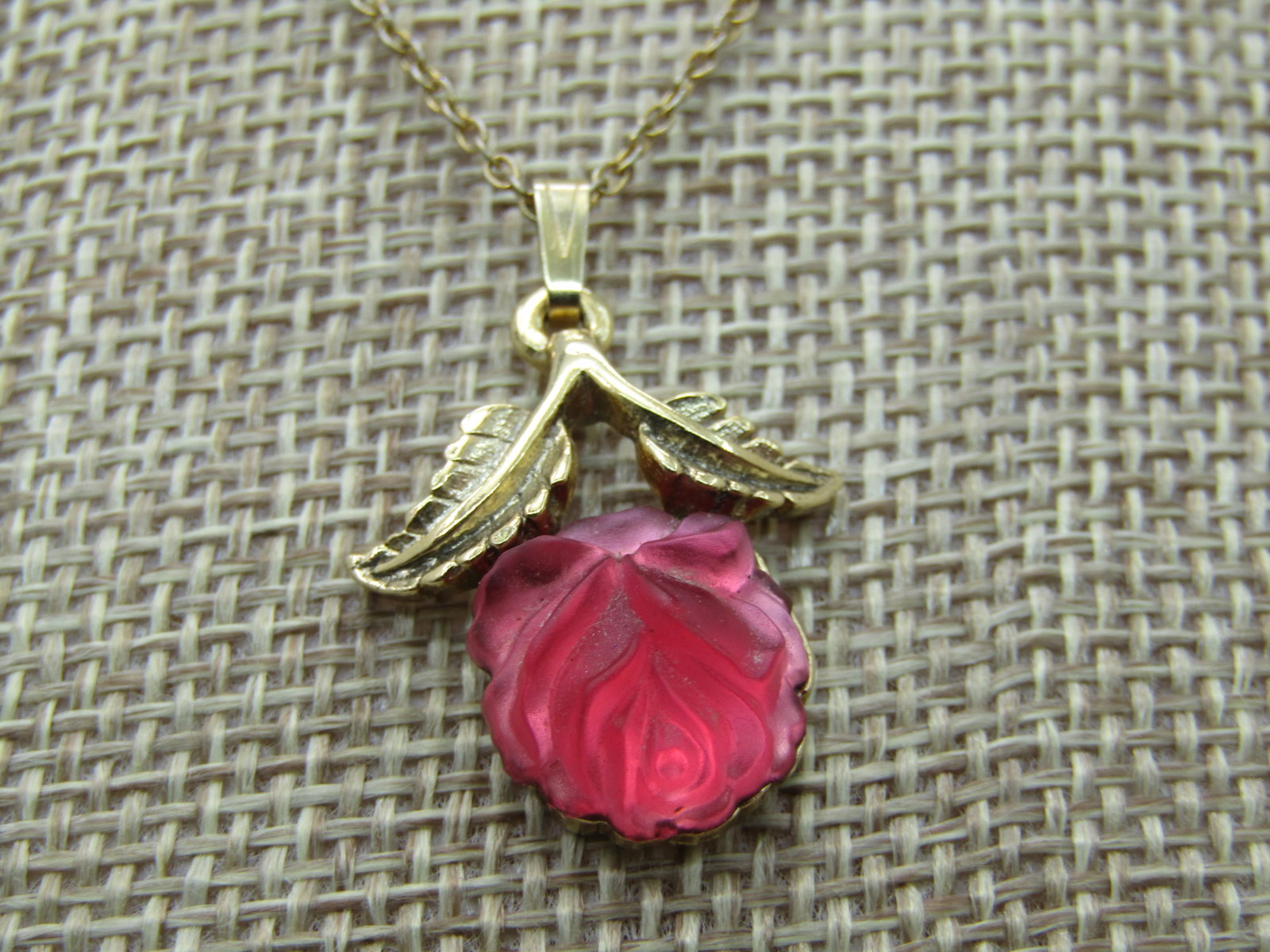 Vintage Molded Rose Pendant Necklace 18", Gold Tone, 1960's NL - 3