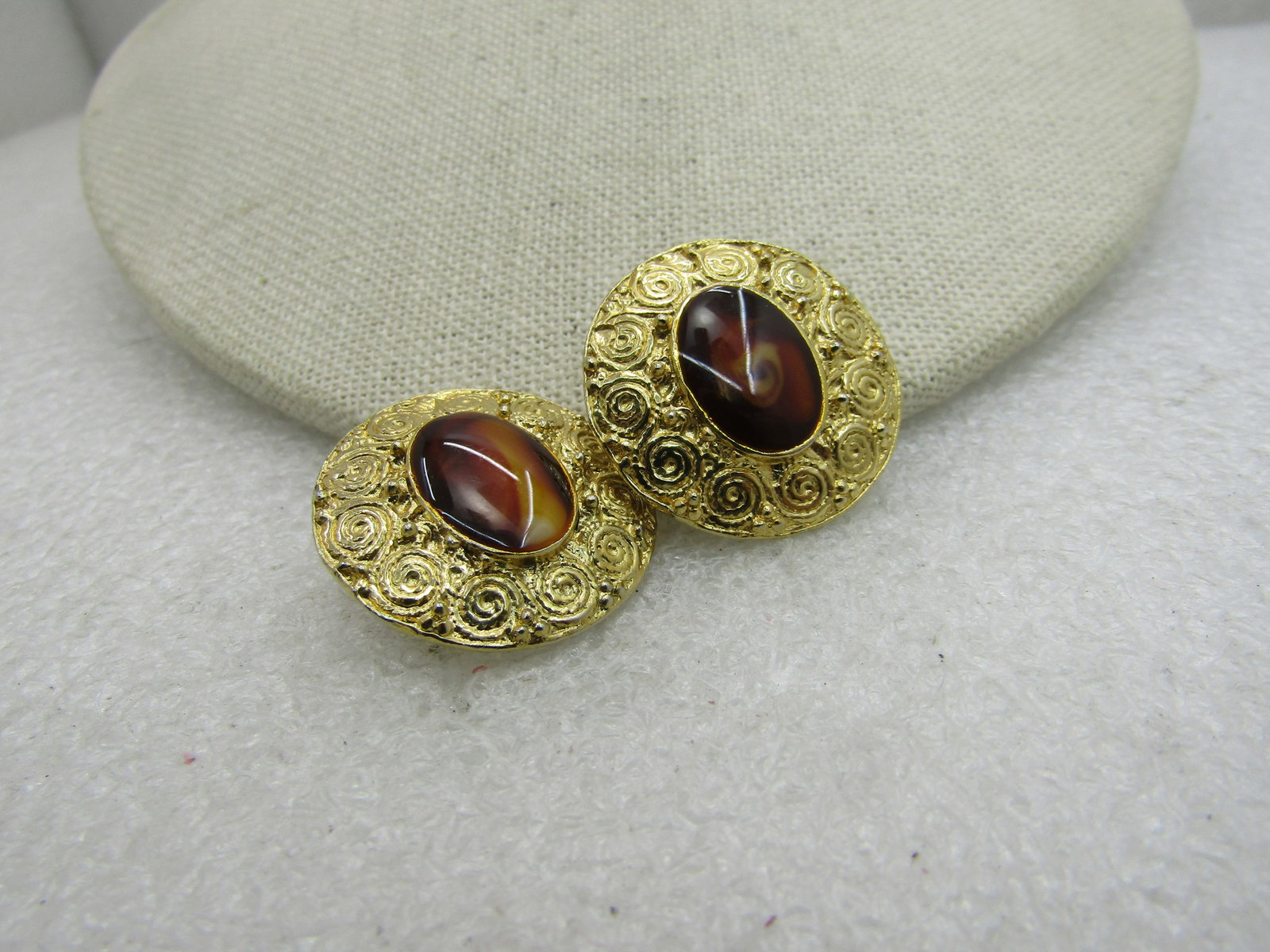 Vintage Faux Tortoiseshell Clip Earrings, Gold Tone, 1980's.: Title: Vintage Faux Tortoiseshell Clip Earrings, Gold Tone, 1980's. Description: Vintage Faux Tortoiseshell Clip Earrings, Gold Tone, 1980's. 1-1/8" wide with a scrolled textured sloped frame and a ce