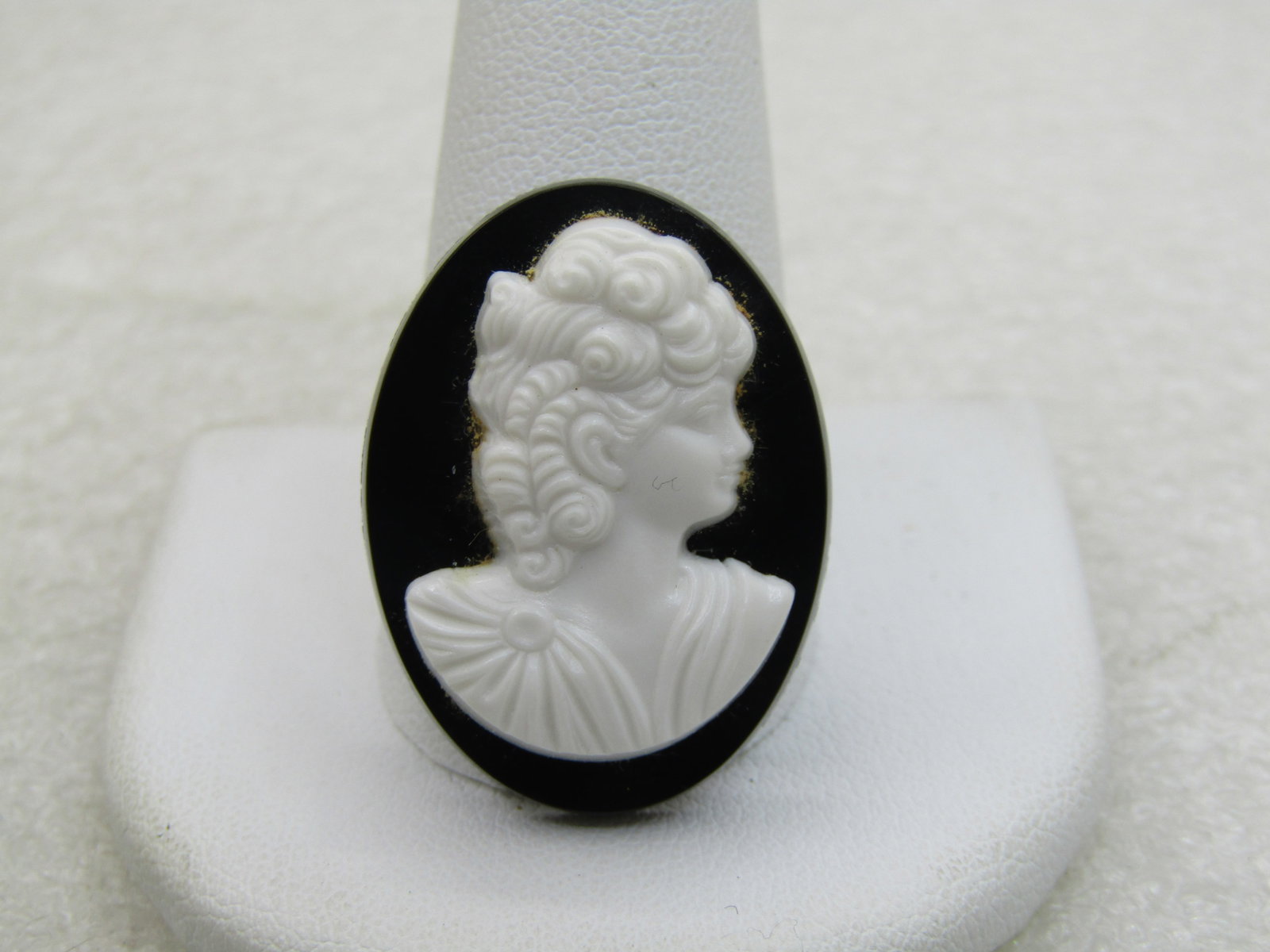 Vintage Black & White Cameo Brooch, Plastic, 1", 1960s NL (1 of 5)