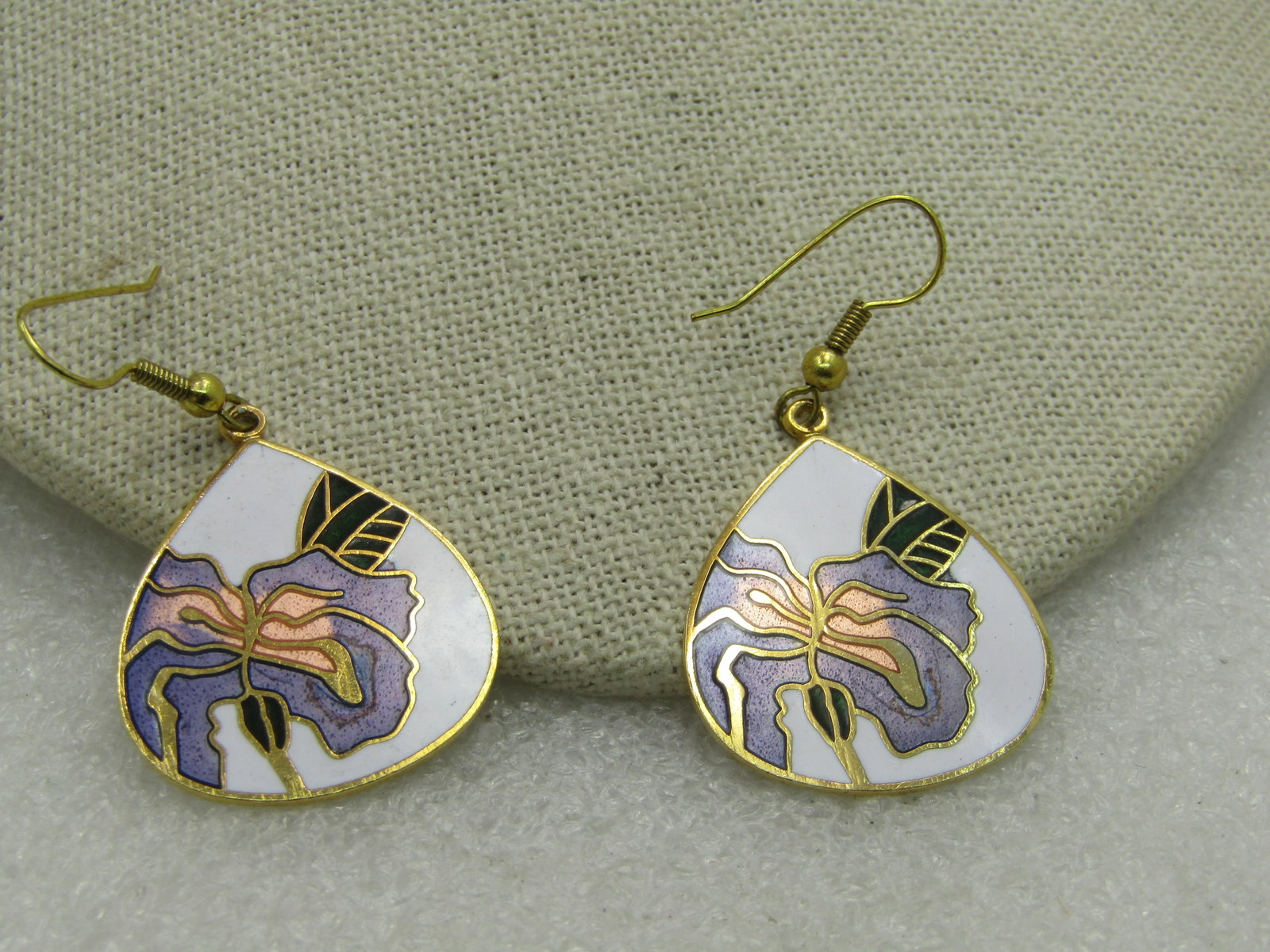 Vintage Cloisonne Orchid Pierced Earrings, Teardrop, 2": Title: Vintage Cloisonne Orchid Pierced Earrings, Teardrop, 2" Description: Vintage Cloisonne Orchid Pierced Earrings, Teardrop, 2" long and slightly over 1" at the widest point. 1980's. Gold tone. Wh