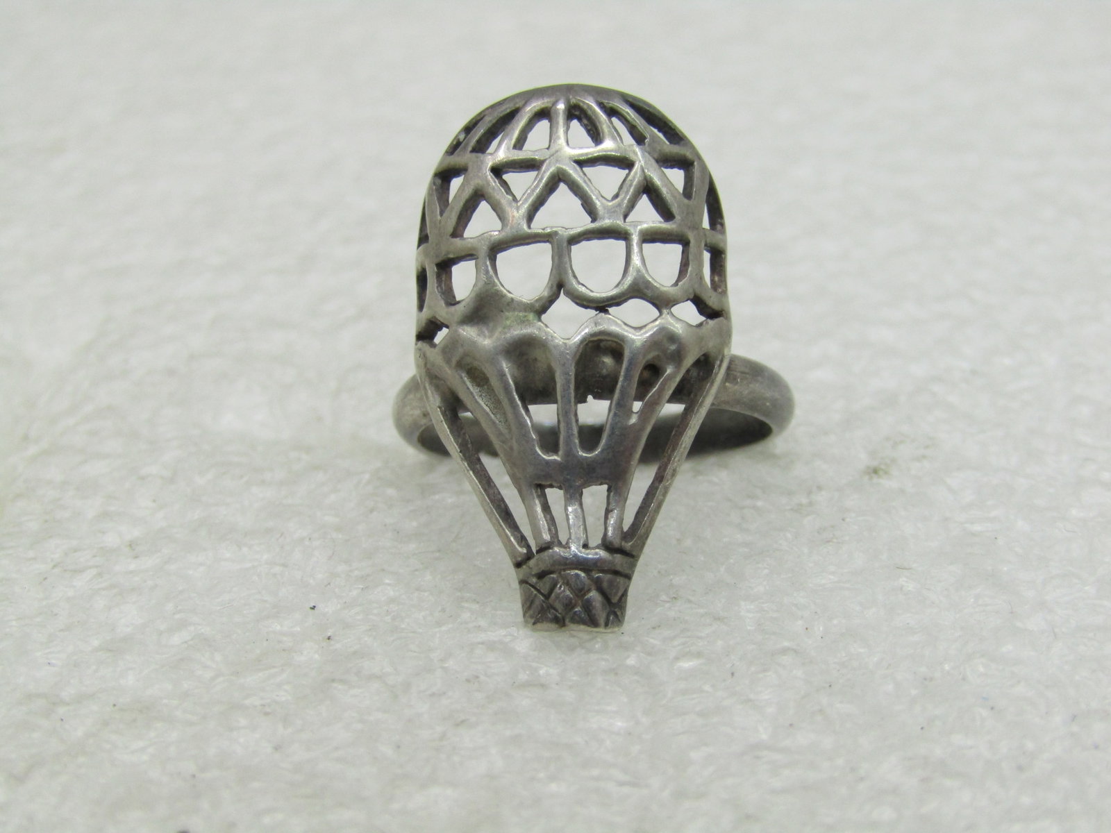 Vintage Sterling Hot Air Balloon Ring, Sz. 6, 3.20 Gr. (NL): Title: Vintage Sterling Hot Air Balloon Ring, Sz. 6, 3.20 Gr. (NL) Description: Vintage Sterling Hot Air Balloon Ring, Sz. 6, 3.20 Gr. The hot air balloon is a cut-out design and appx. 1" long and nea