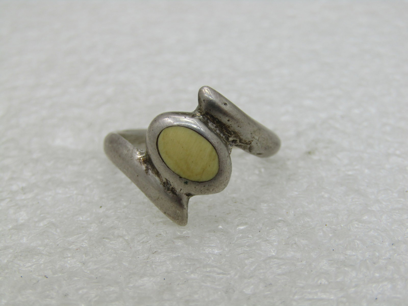 Vintage Sterling Bypass Ring, Oval White/Cream Stone, Sz. 7.5 NL: Title: Vintage Sterling Bypass Ring, Oval White/Cream Stone, Sz. 7.5 NL Description: Vintage Sterling Bypass Ring, Oval White/Cream Stone, Sz. 7.5 . Weight is appx. 4.69 grams. The top of the ring is