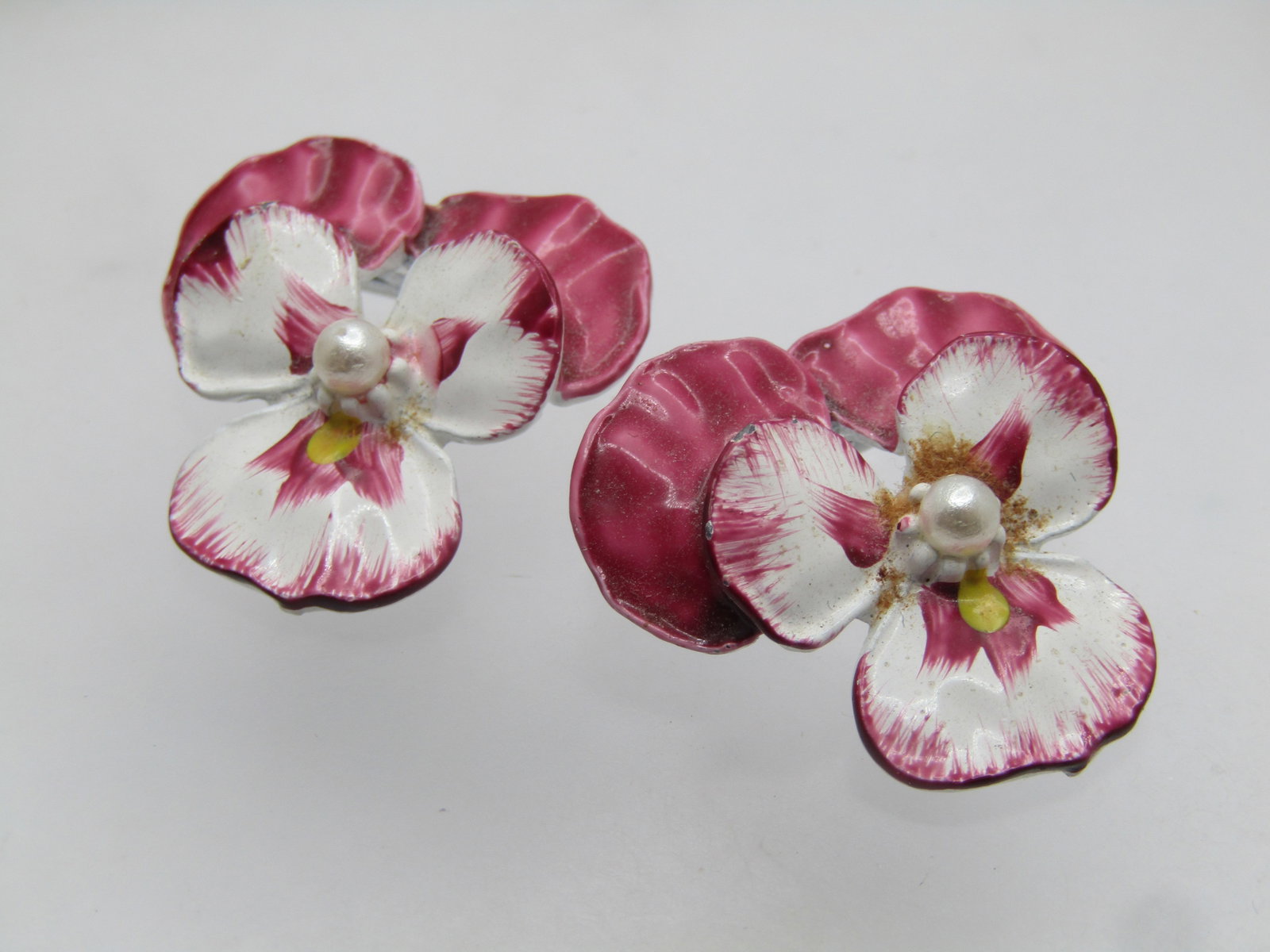 Vintage Pair Enameled Pansy Brooches, Faux Pearl, Signed Gerry's, 1950's-1960's - 3