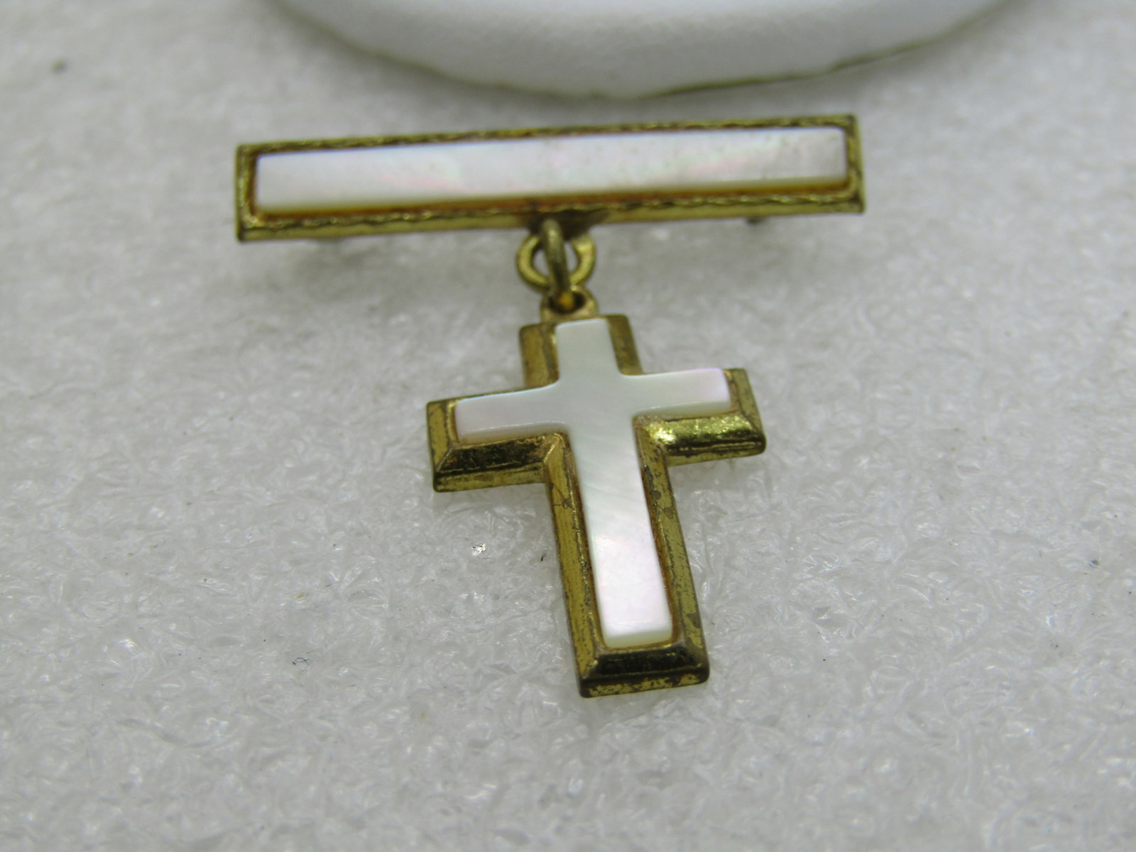 Vintage MOP Dangling Cross Bar Brooch, 1" by 1.25", Gold Tone, NL: Title: Vintage MOP Dangling Cross Bar Brooch, 1" by 1.25", Gold Tone, NL Description: Vintage MOP Dangling Cross Bar Brooch, 1" by 1.25", Gold Tone, 1950's-1960's. Good condition to very good