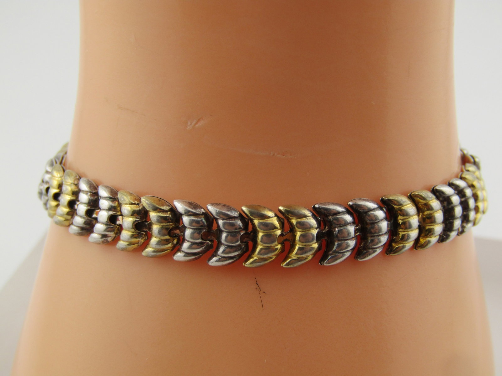 Vintage Sterling Curved Ribbed Link Bracelet, Two-tone, 7", 1980's-1990's, Signed: Title: Vintage Sterling Curved Ribbed Link Bracelet, Two-tone, 7", 1980's-1990's, Signed Description: Vintage Sterling Curved Ribbed Link Bracelet, Two-tone, 7", 1980's-1990's, Signed FAS which was a 